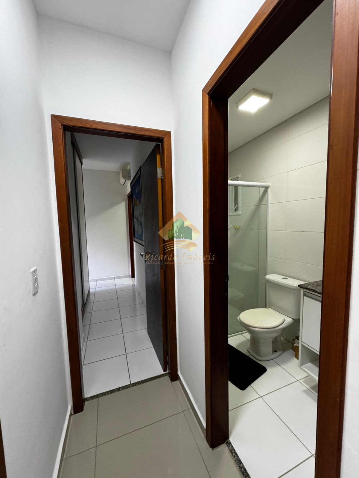Apto com 02 dormitórios com vista parcial para o mar
