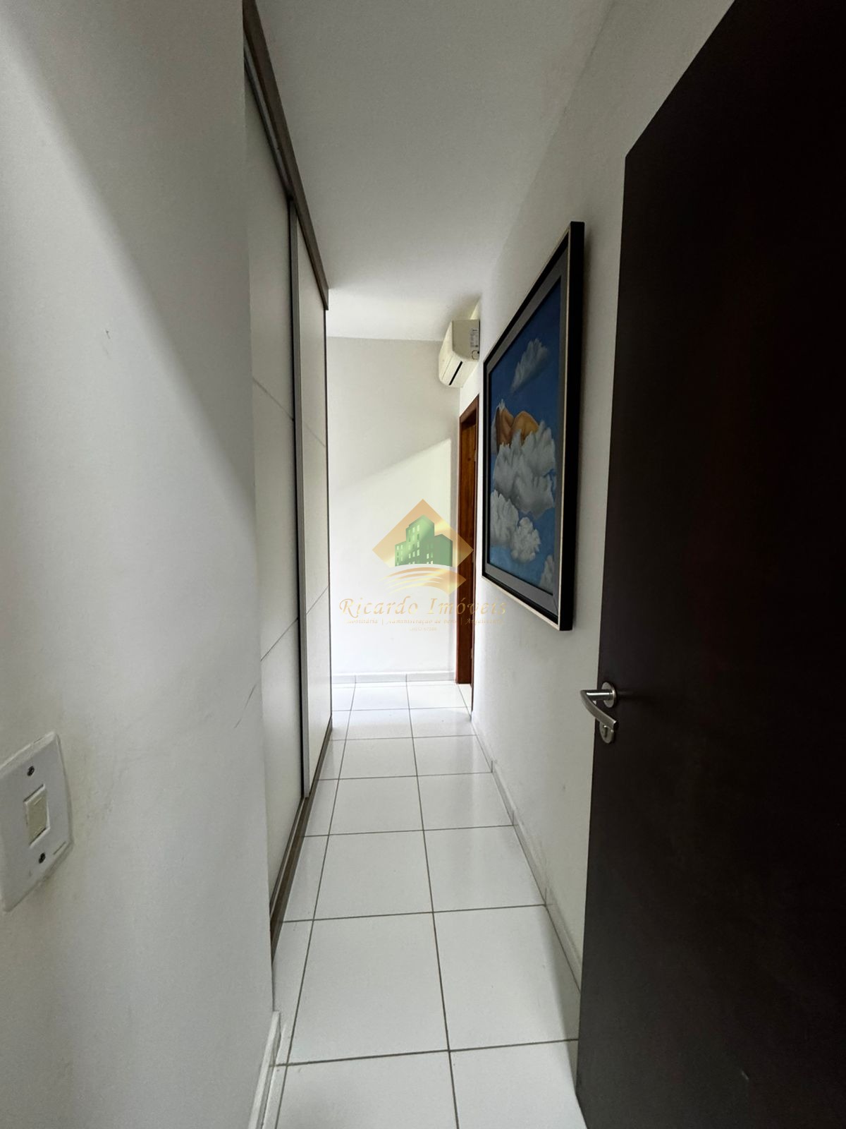 Apto com 02 dormitórios com vista parcial para o mar