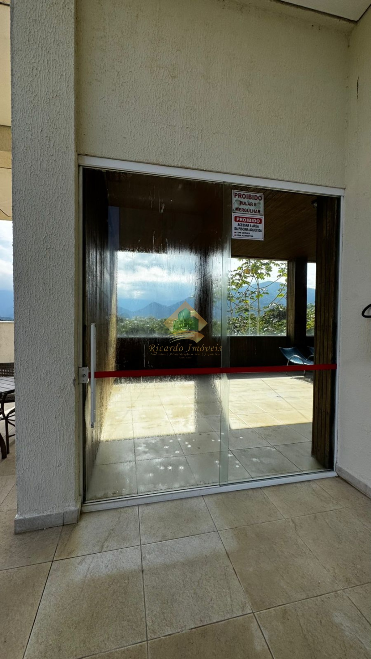Apto com 02 dormitórios com vista parcial para o mar