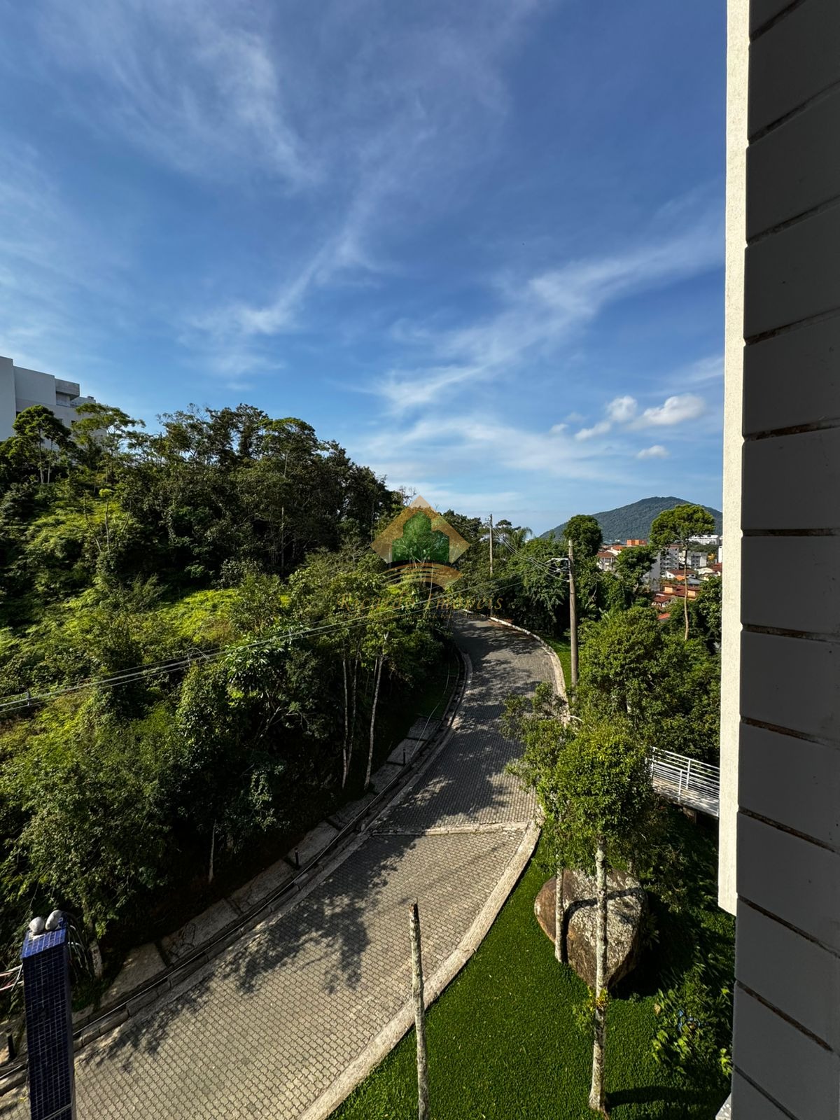 Apto com 02 dormitórios com vista parcial para o mar