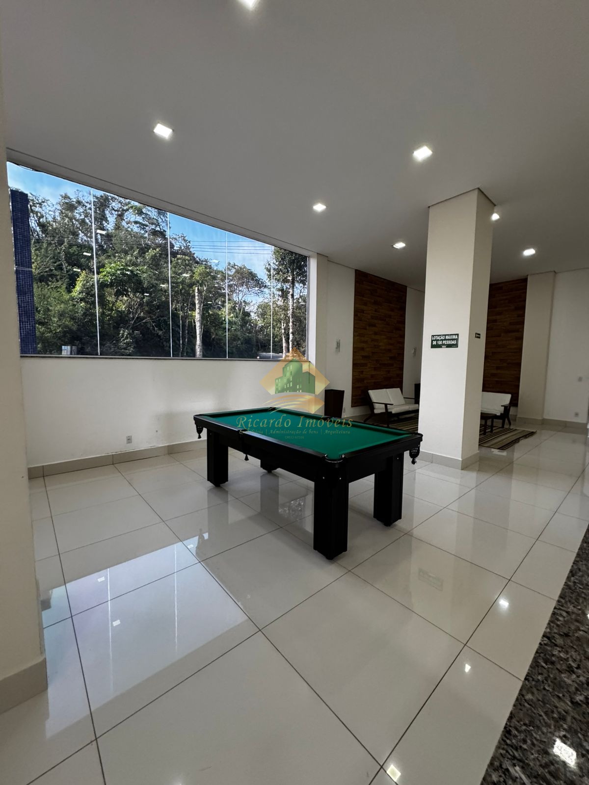 Apto com 02 dormitórios com vista parcial para o mar