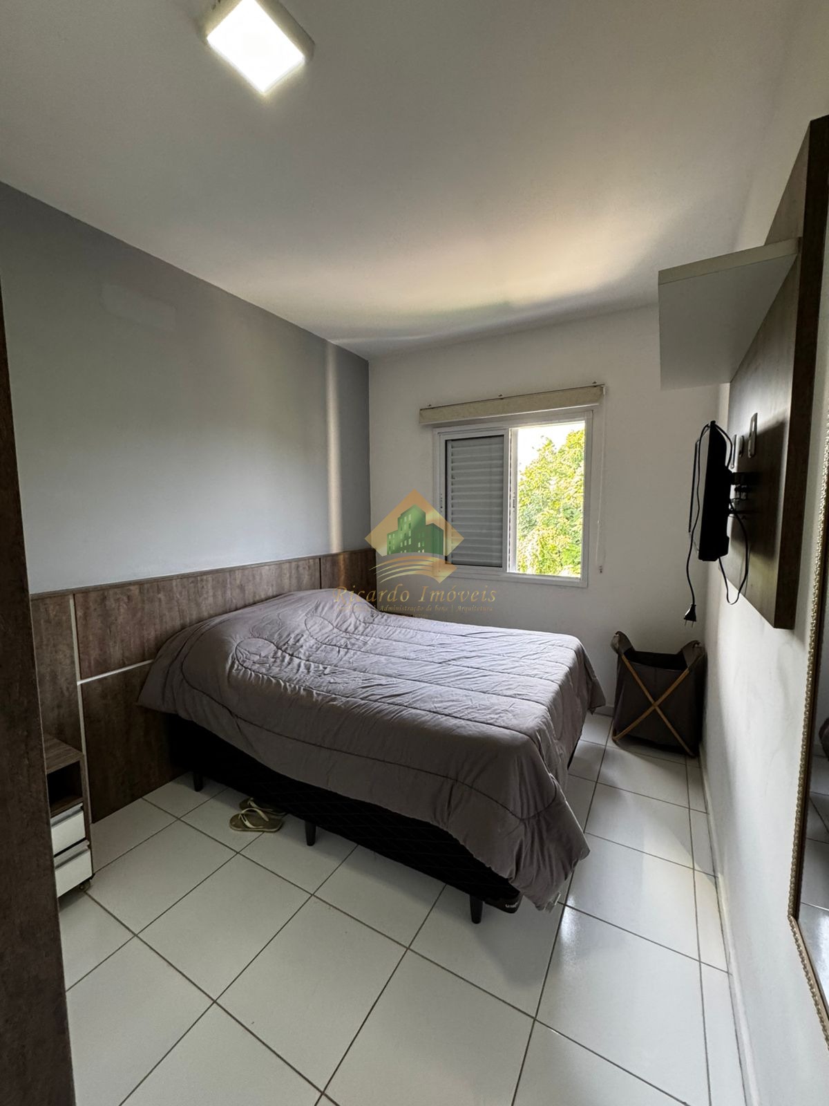 Apto com 02 dormitórios com vista parcial para o mar