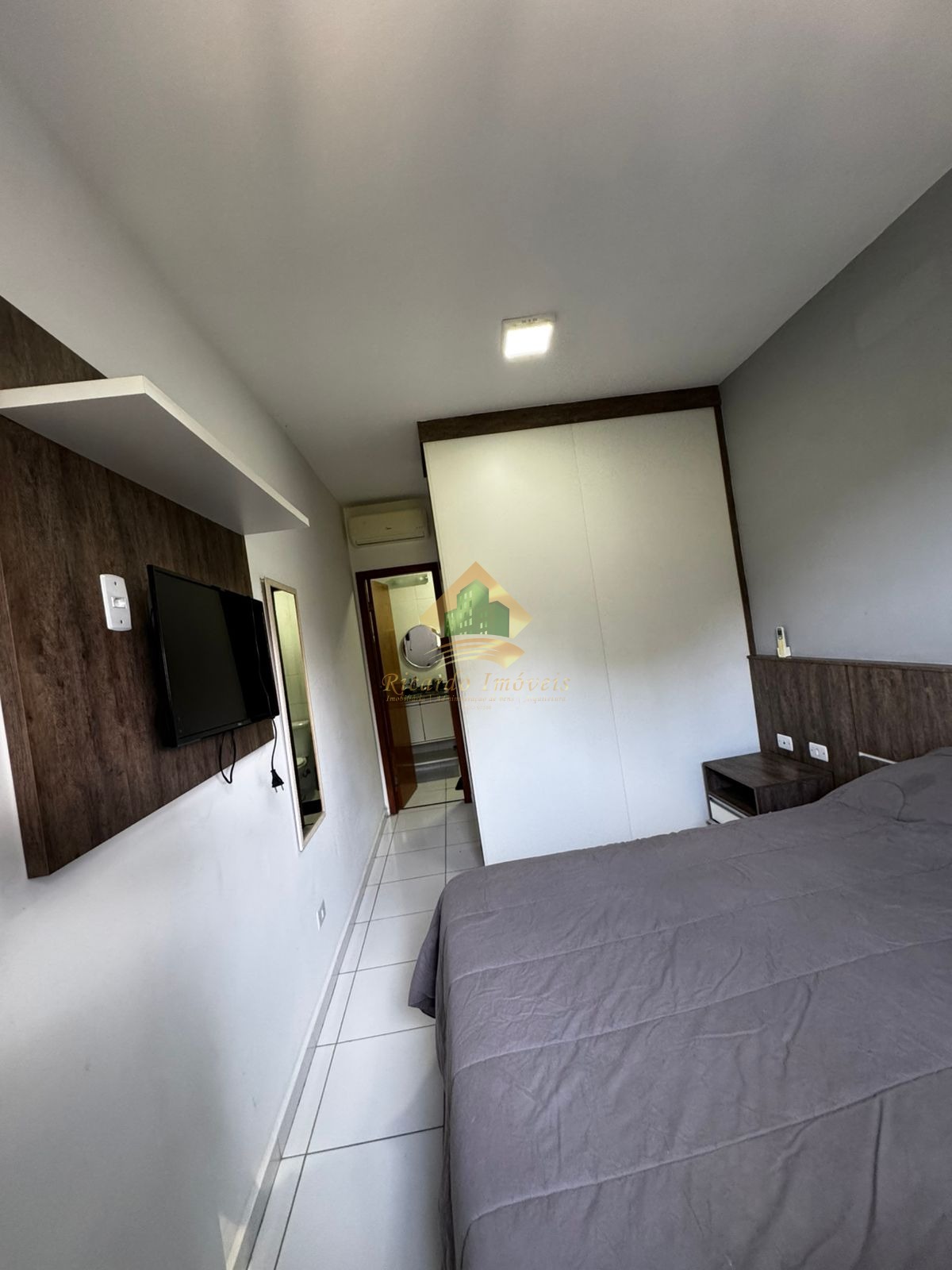 Apto com 02 dormitórios com vista parcial para o mar