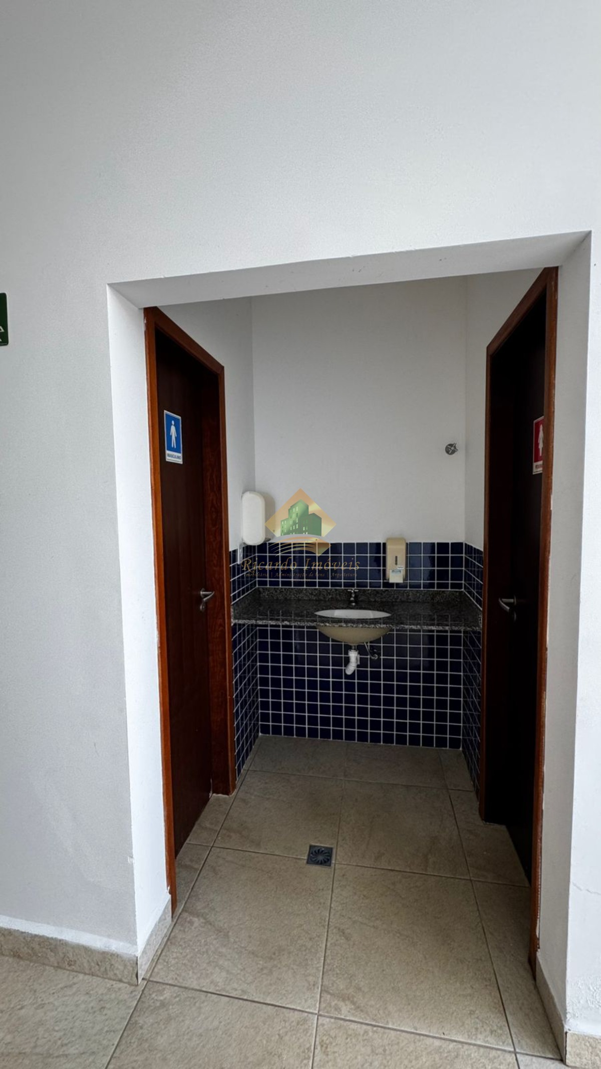 Apto com 02 dormitórios com vista parcial para o mar