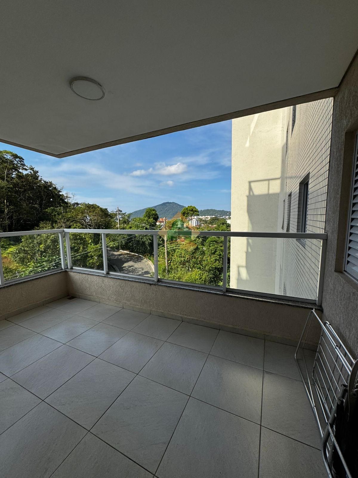 Apto com 02 dormitórios com vista parcial para o mar