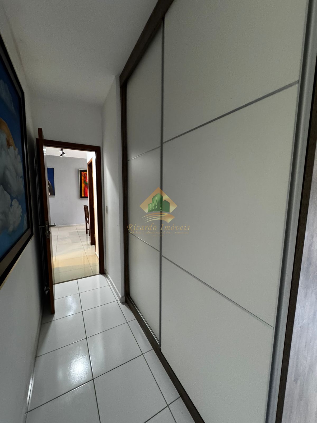 Apto com 02 dormitórios com vista parcial para o mar