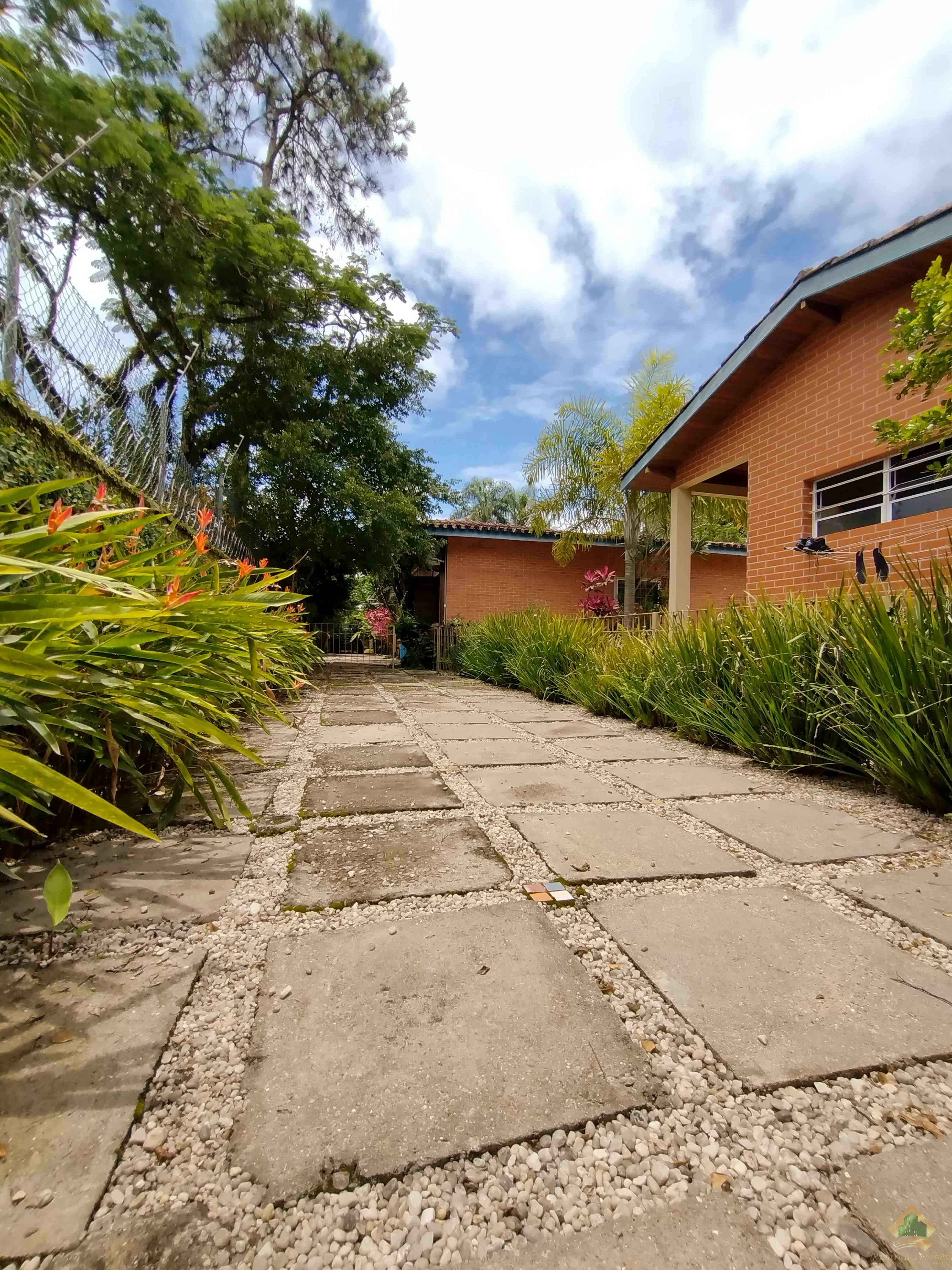 Excelente casa com belo e amplo quintal gramado e arborizado