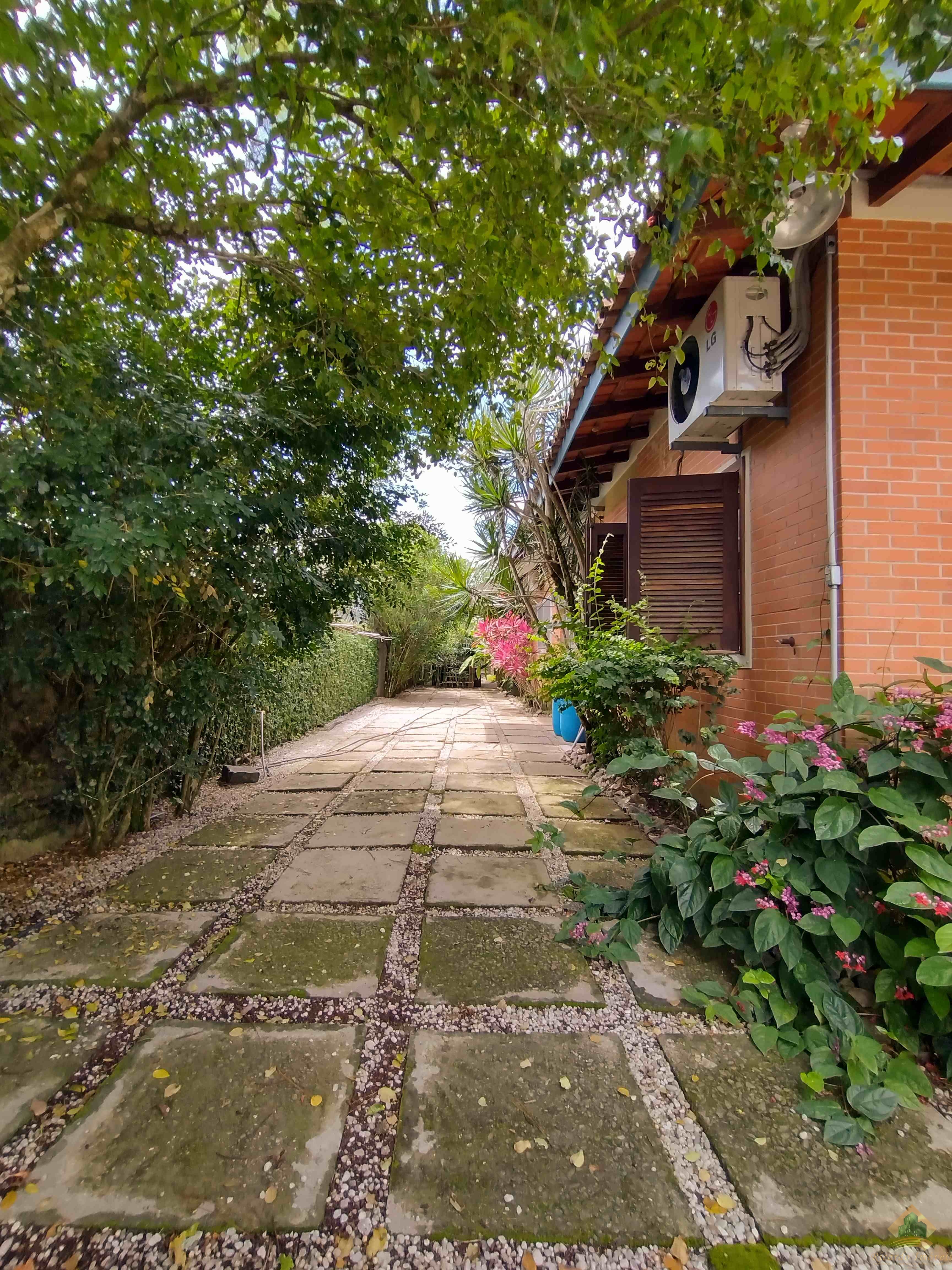 Excelente casa com belo e amplo quintal gramado e arborizado