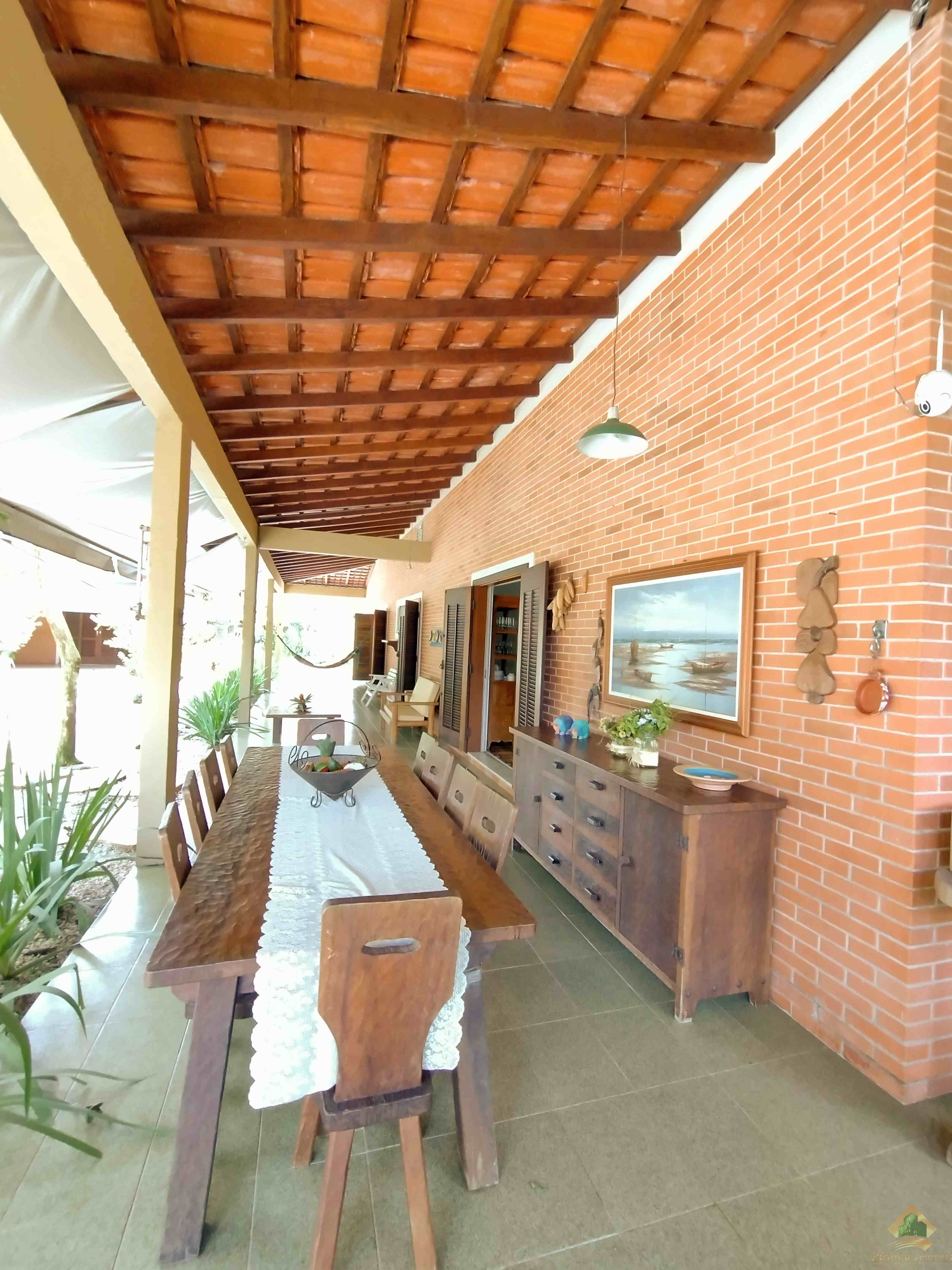 Excelente casa com belo e amplo quintal gramado e arborizado