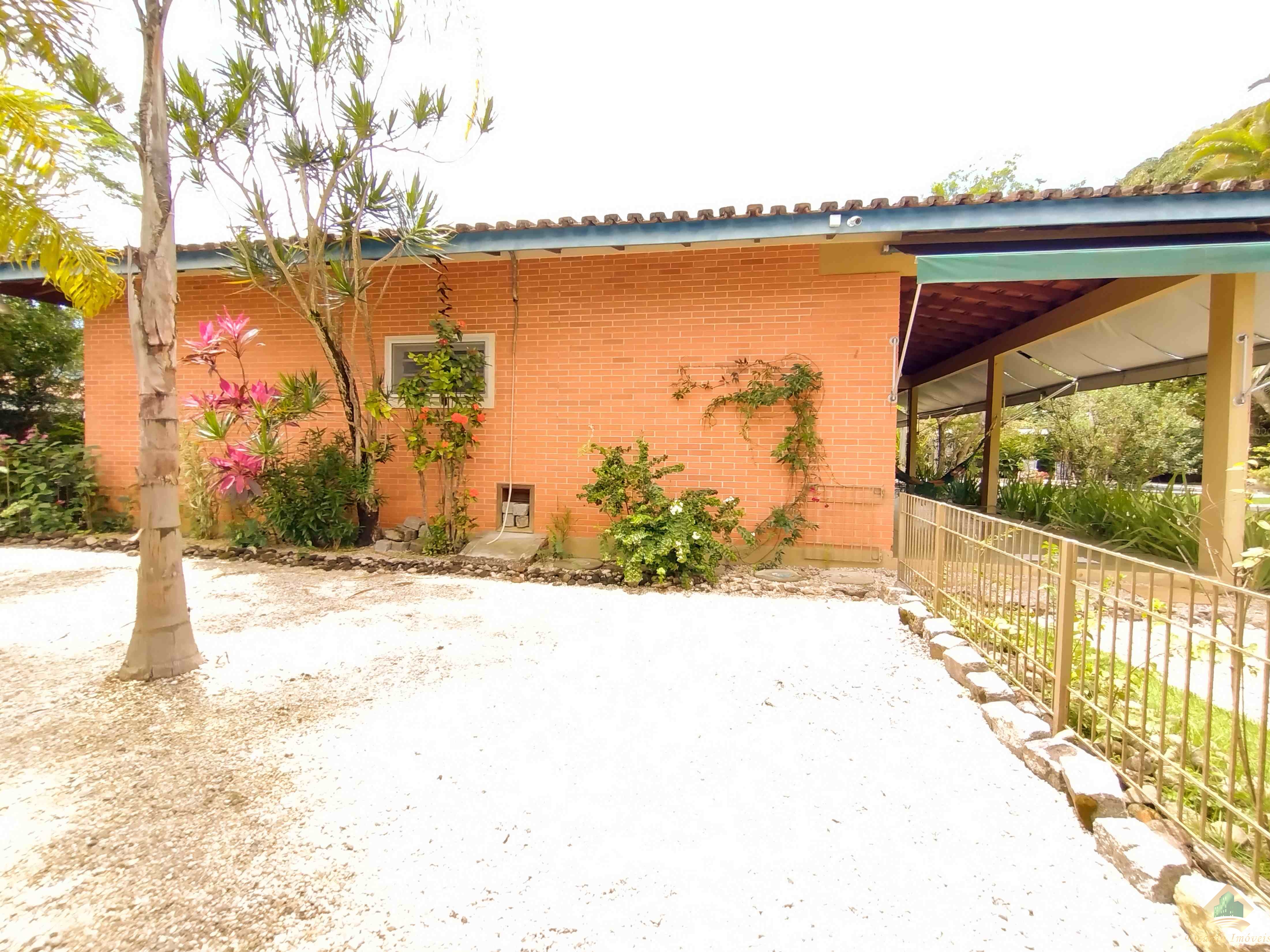 Excelente casa com belo e amplo quintal gramado e arborizado