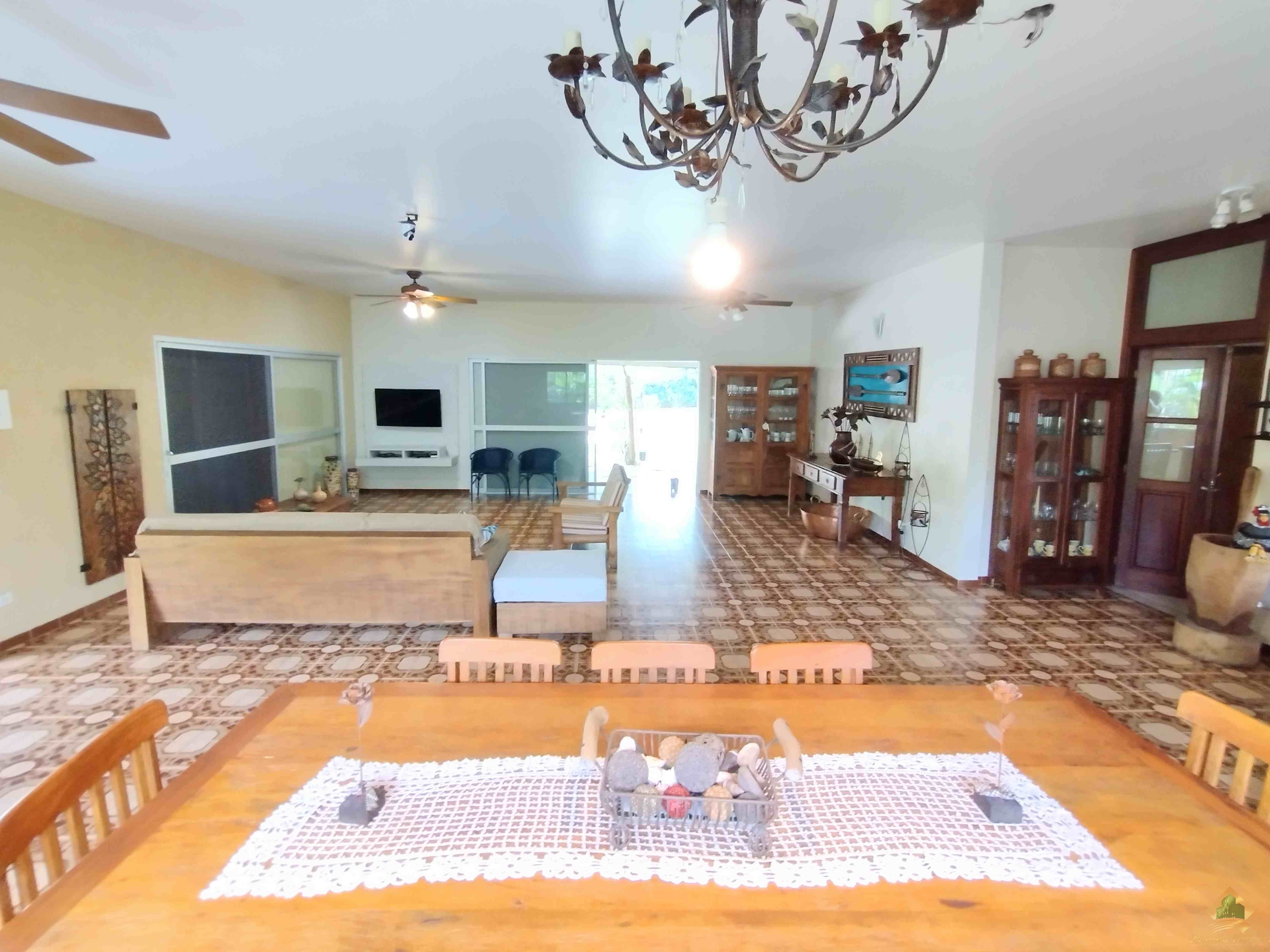 Excelente casa com belo e amplo quintal gramado e arborizado