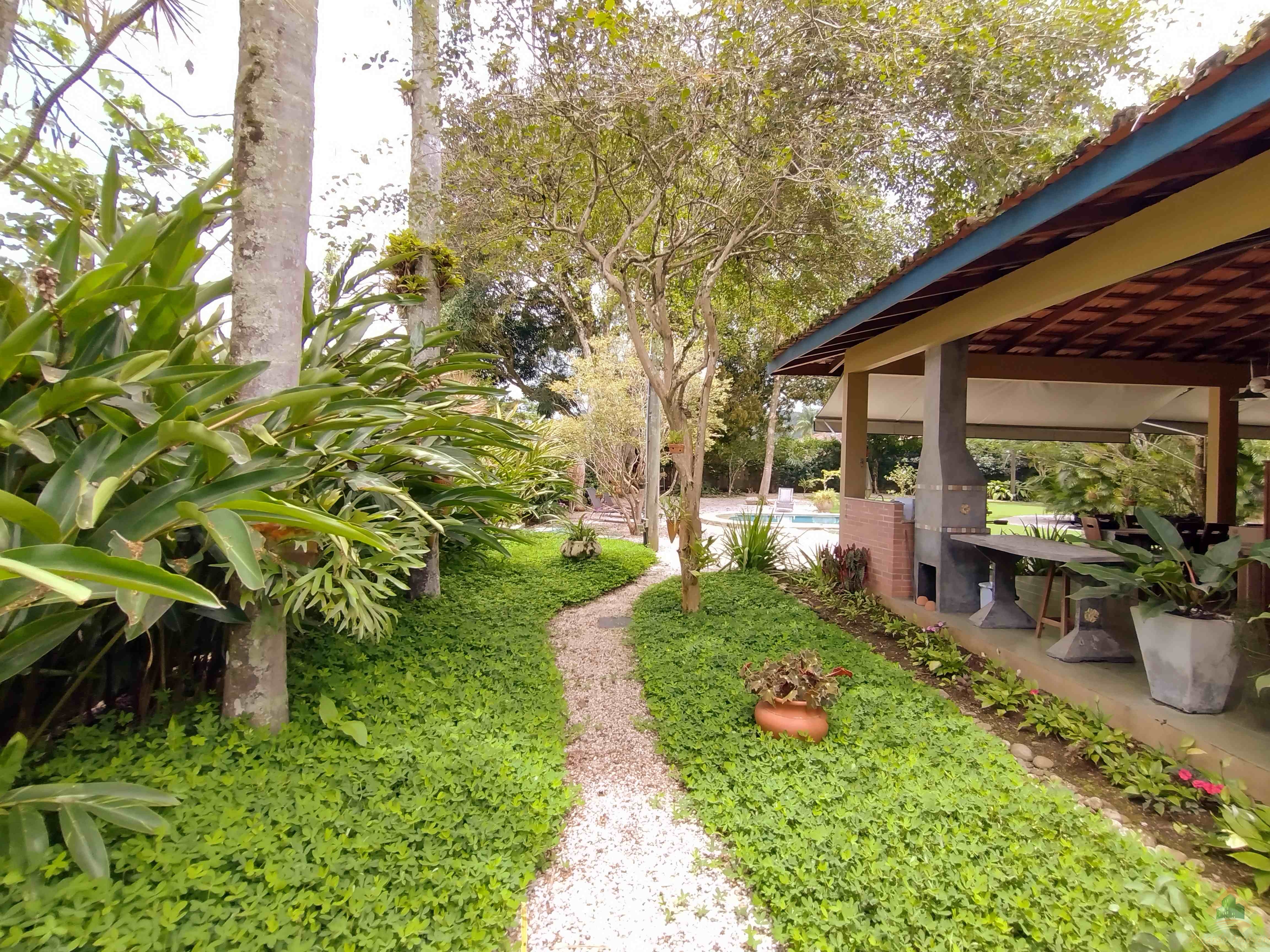 Excelente casa com belo e amplo quintal gramado e arborizado