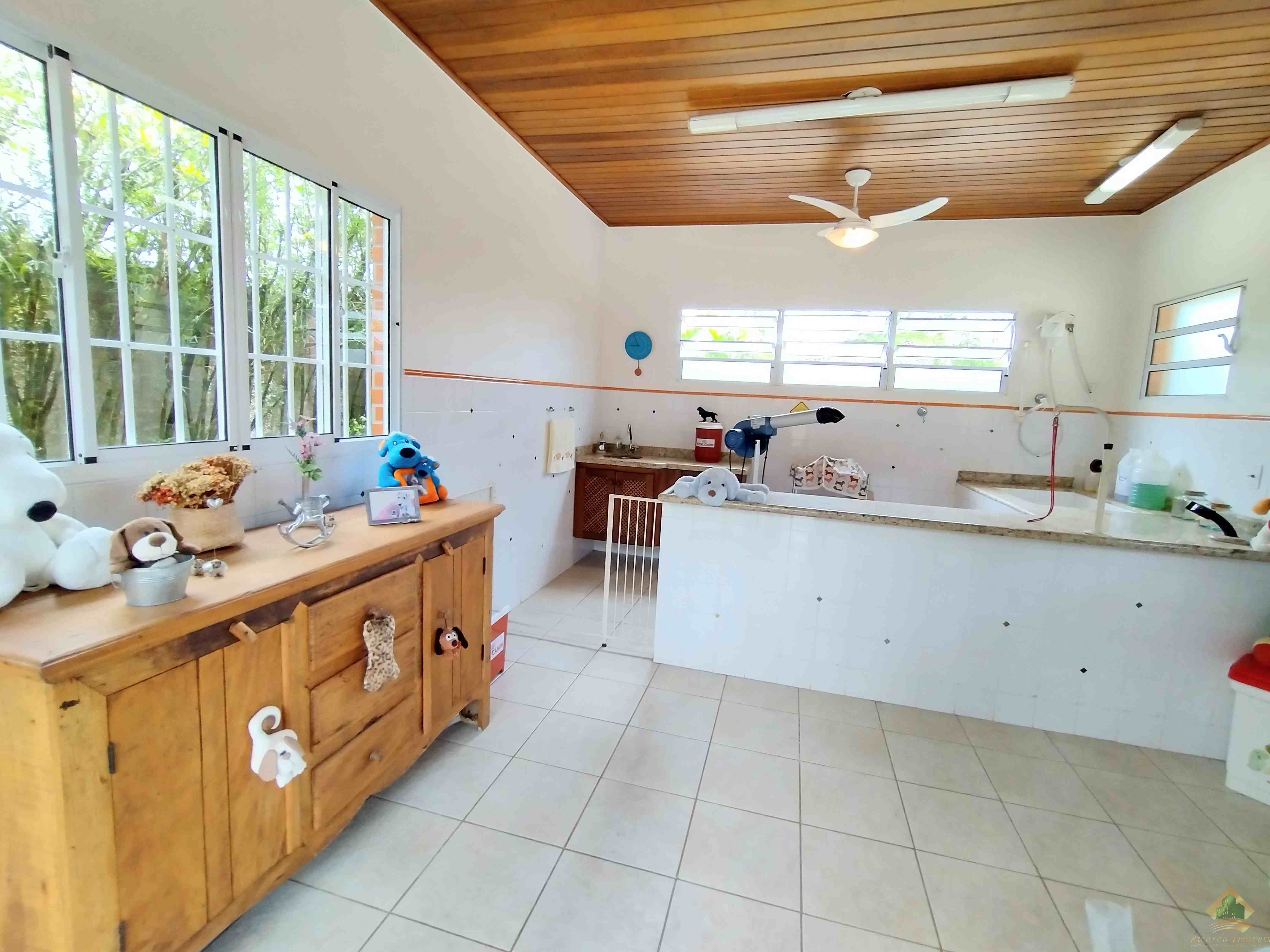 Excelente casa com belo e amplo quintal gramado e arborizado