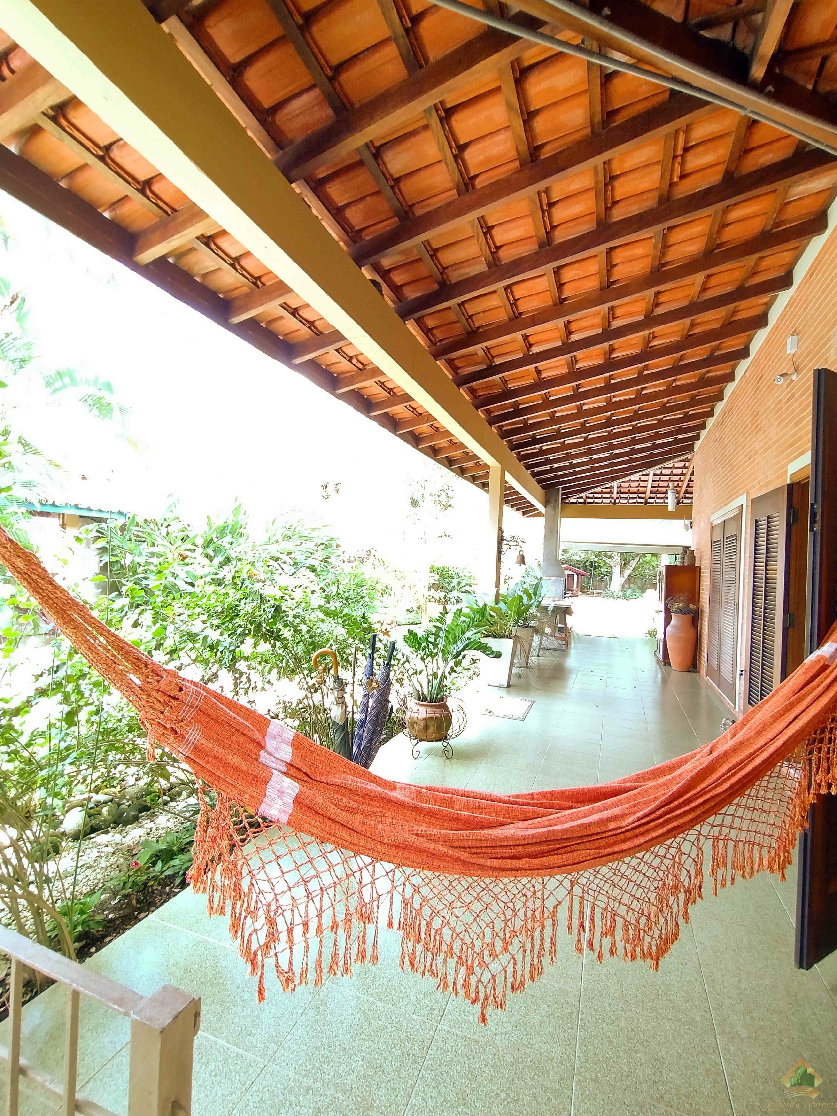 Excelente casa com belo e amplo quintal gramado e arborizado