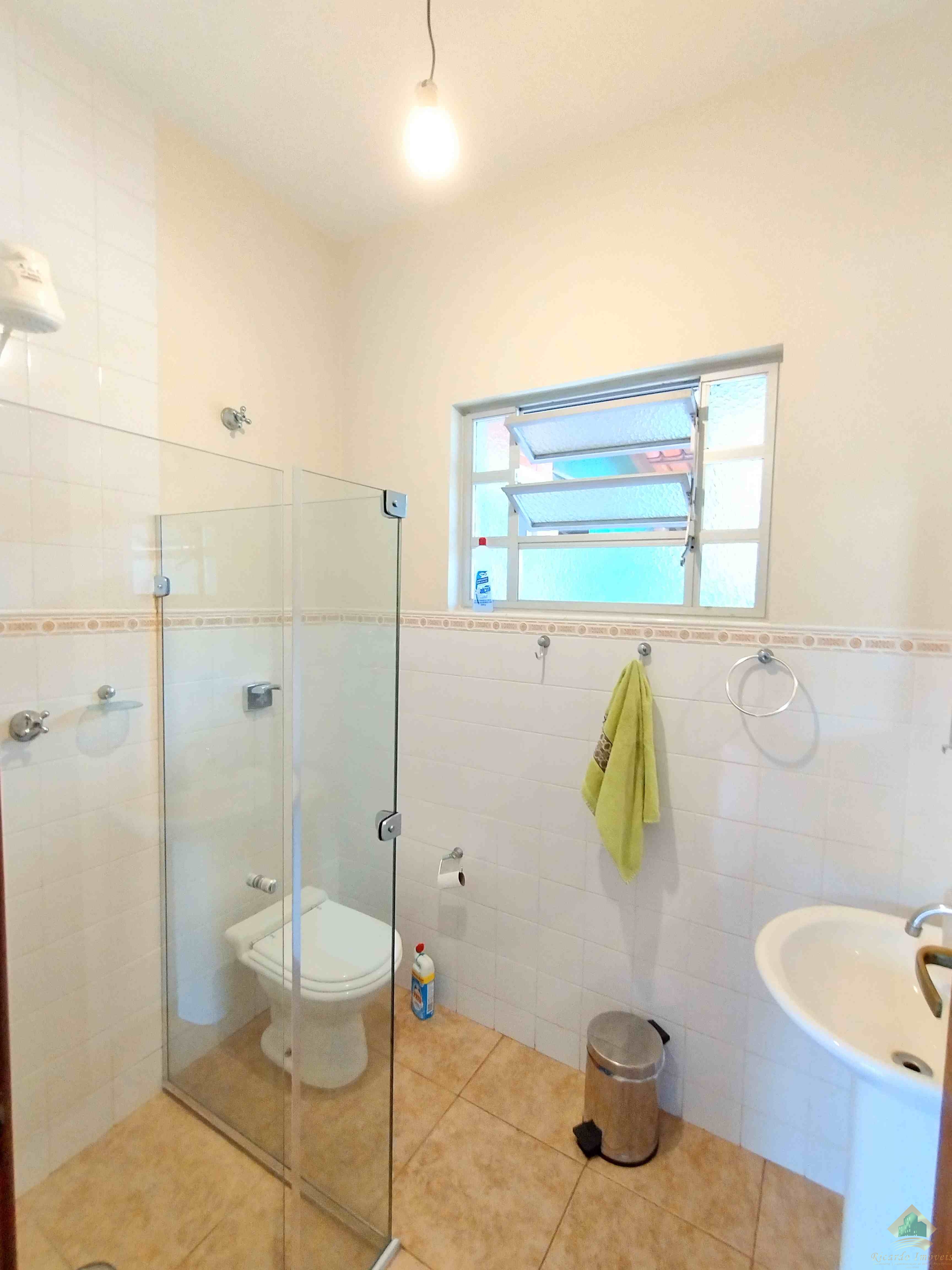 Excelente casa com belo e amplo quintal gramado e arborizado