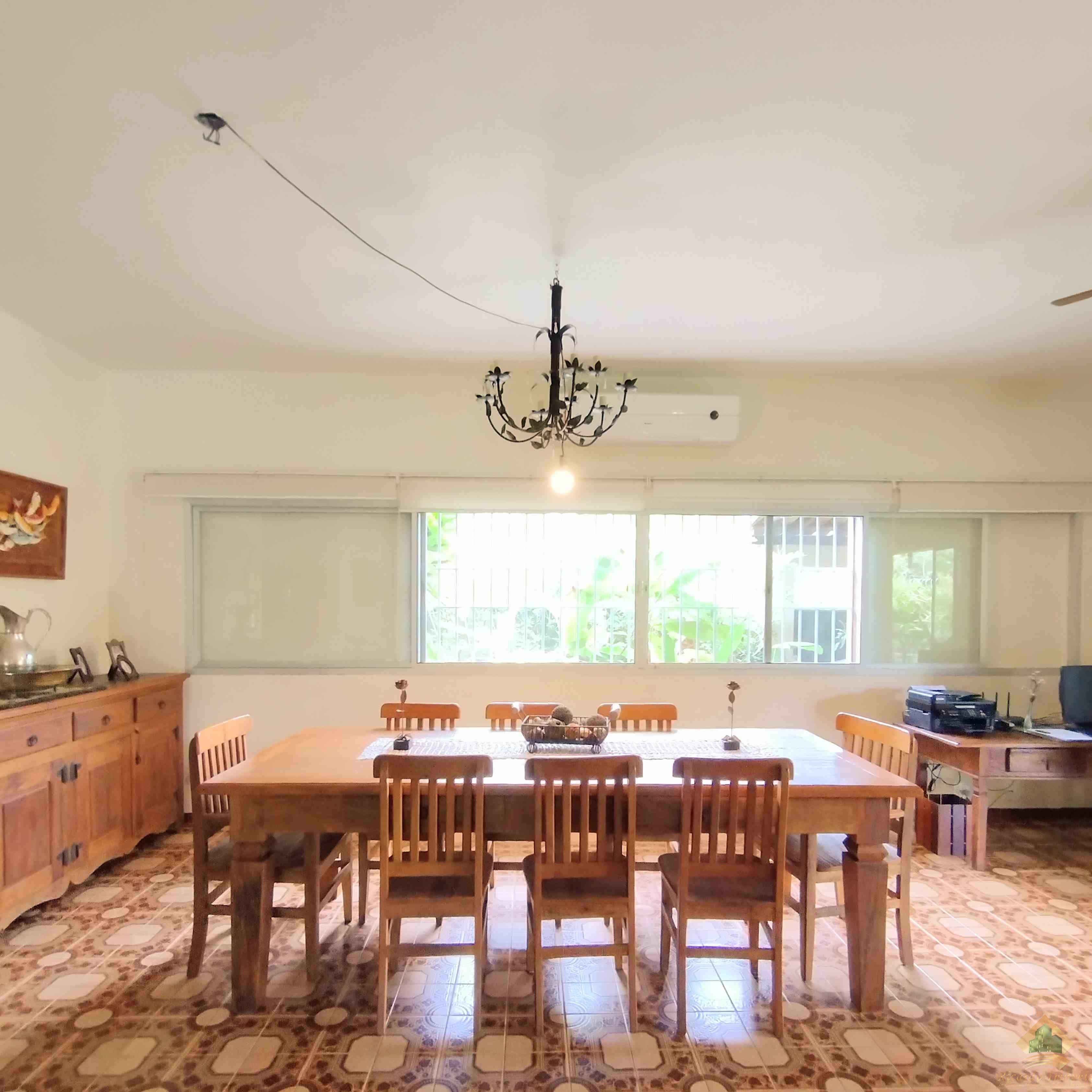 Excelente casa com belo e amplo quintal gramado e arborizado