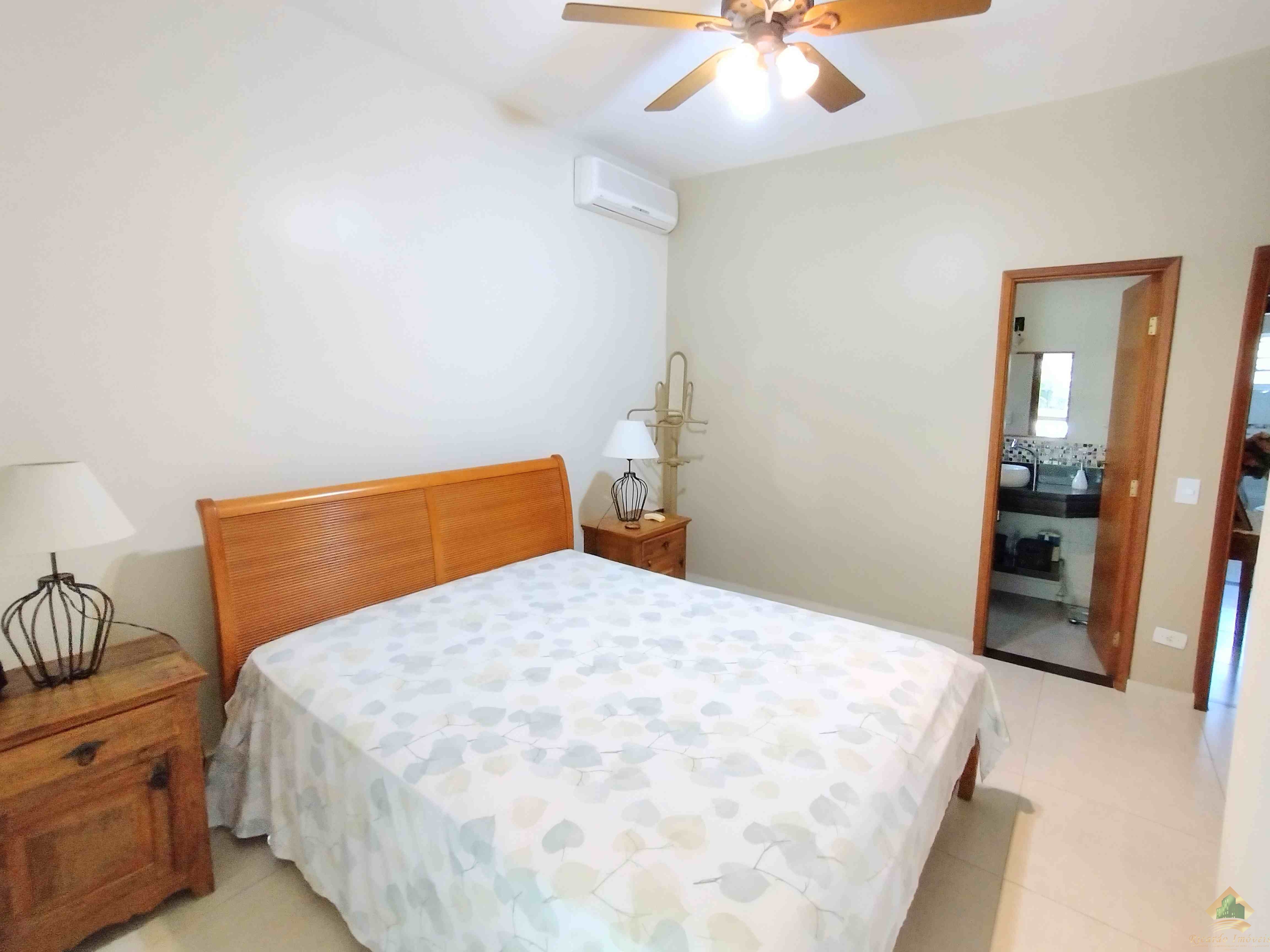 Excelente casa com belo e amplo quintal gramado e arborizado