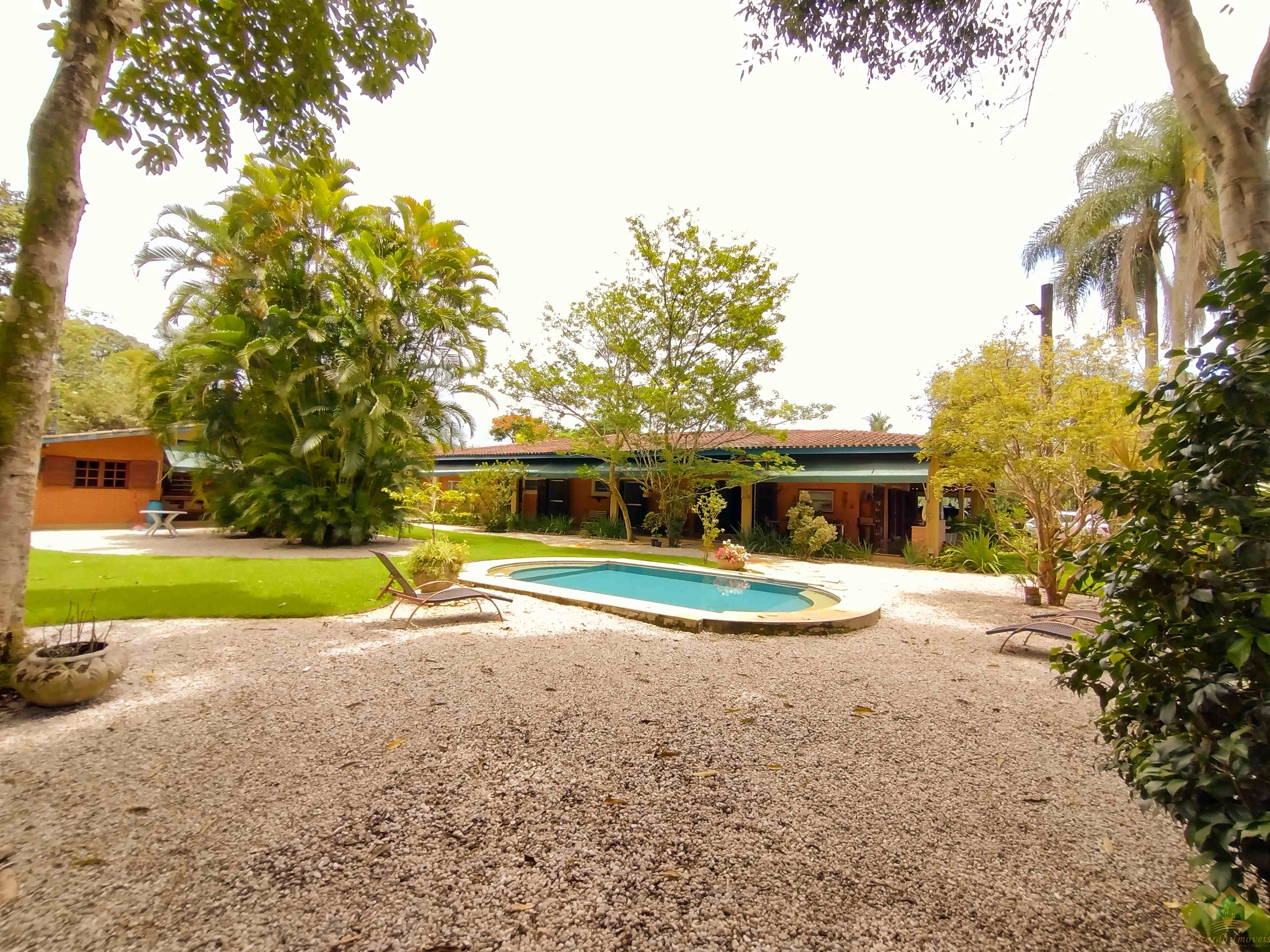 Excelente casa com belo e amplo quintal gramado e arborizado