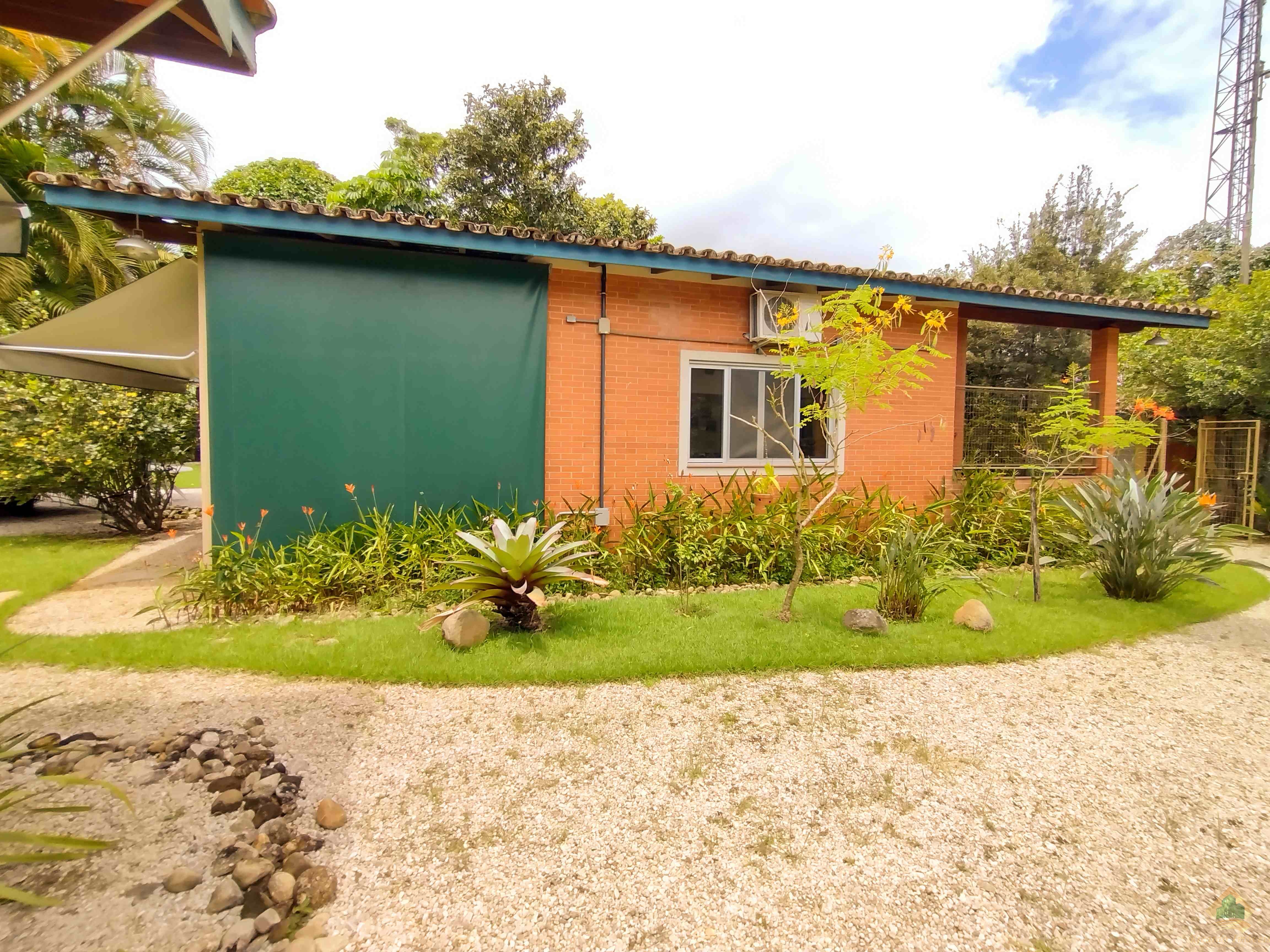 Excelente casa com belo e amplo quintal gramado e arborizado
