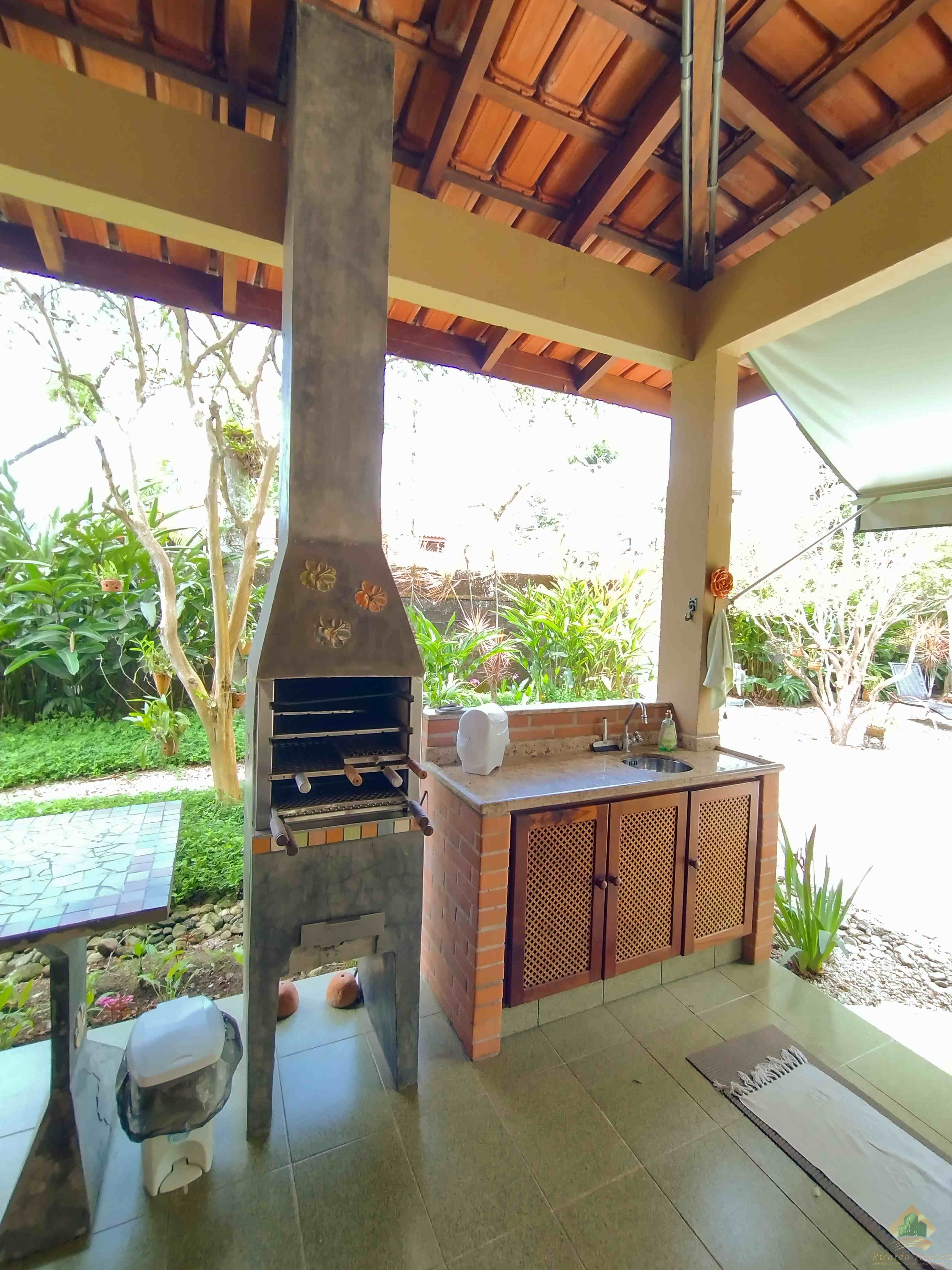 Excelente casa com belo e amplo quintal gramado e arborizado