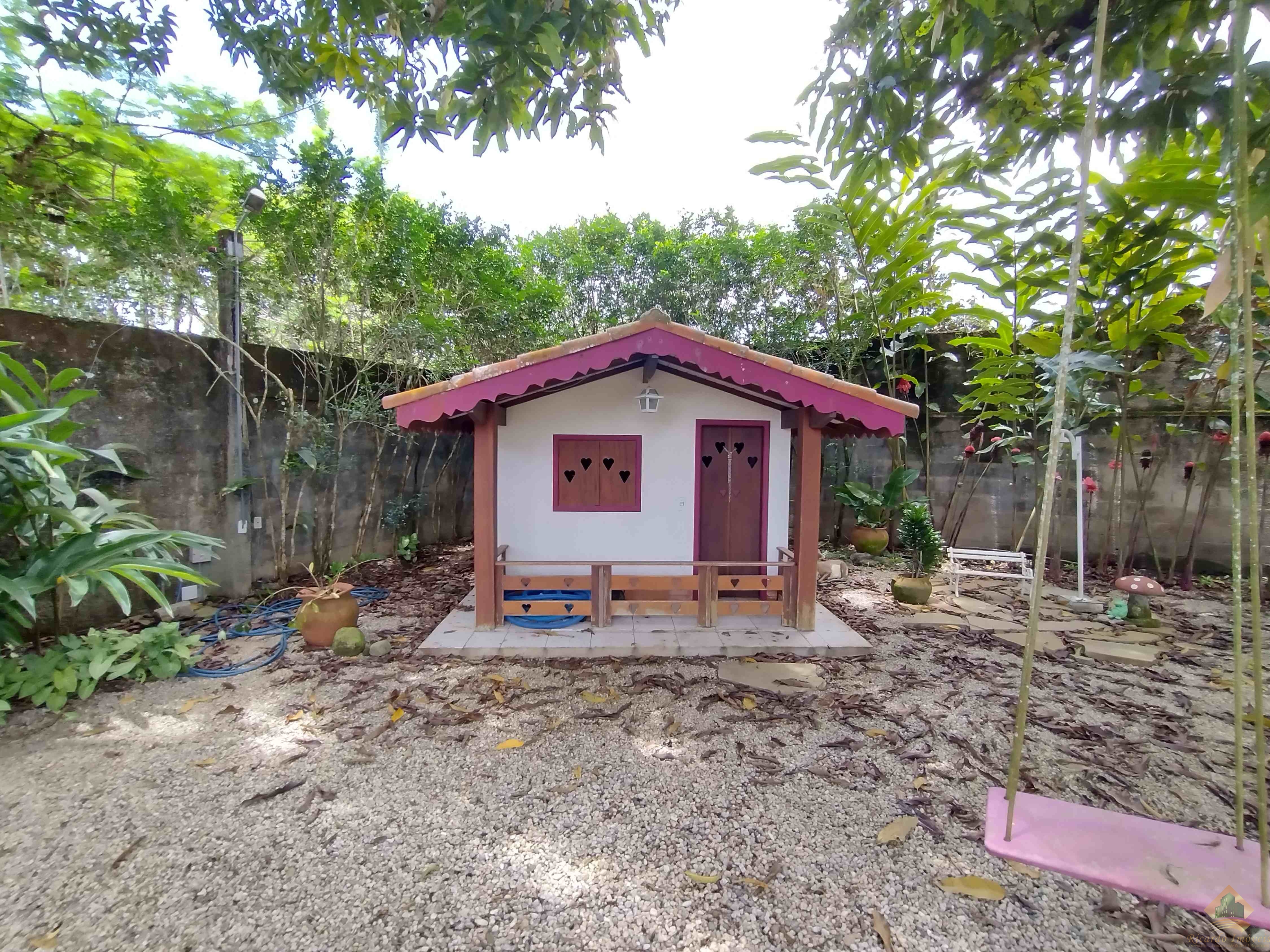 Excelente casa com belo e amplo quintal gramado e arborizado