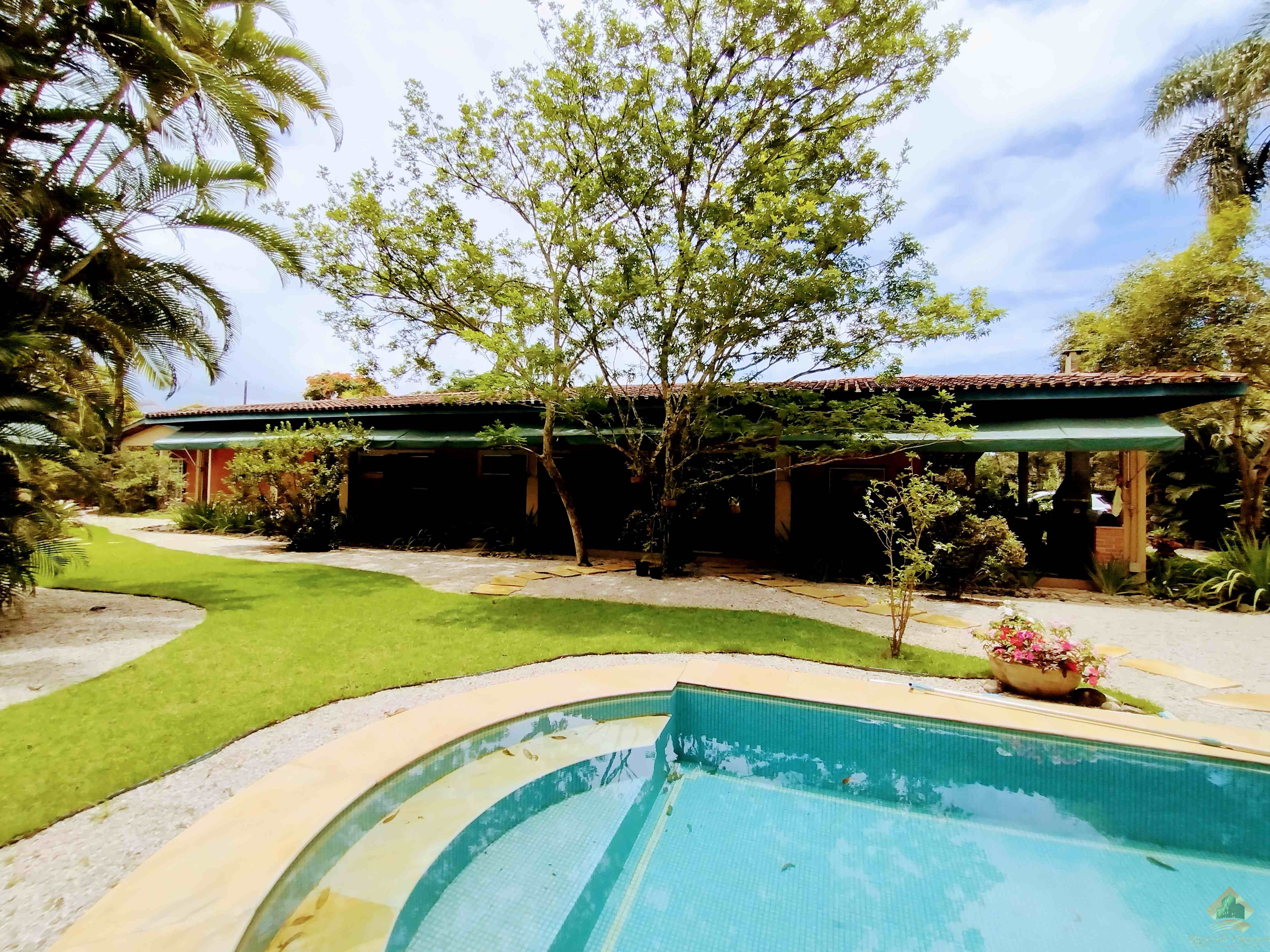 Excelente casa com belo e amplo quintal gramado e arborizado