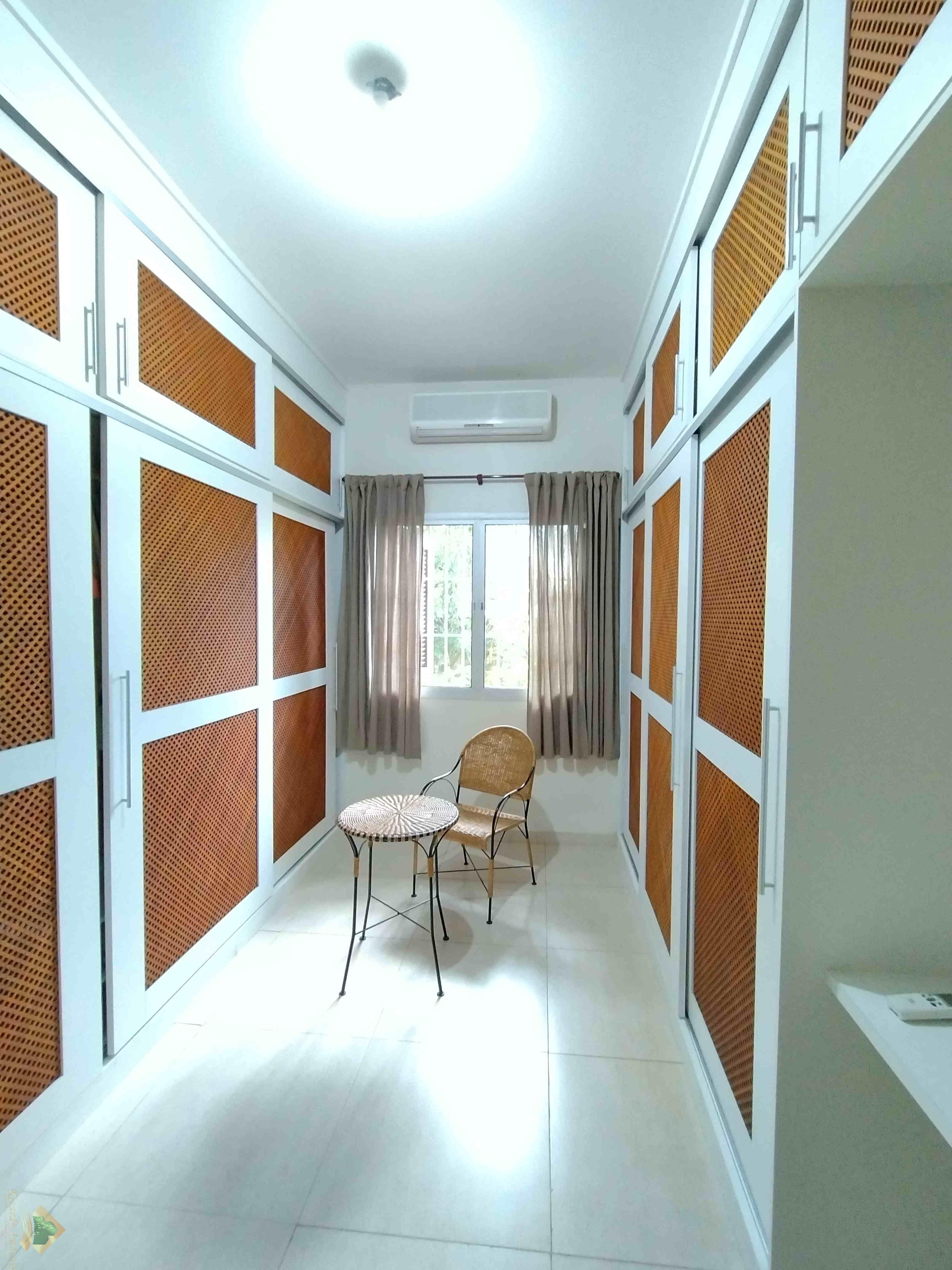 Excelente casa com belo e amplo quintal gramado e arborizado