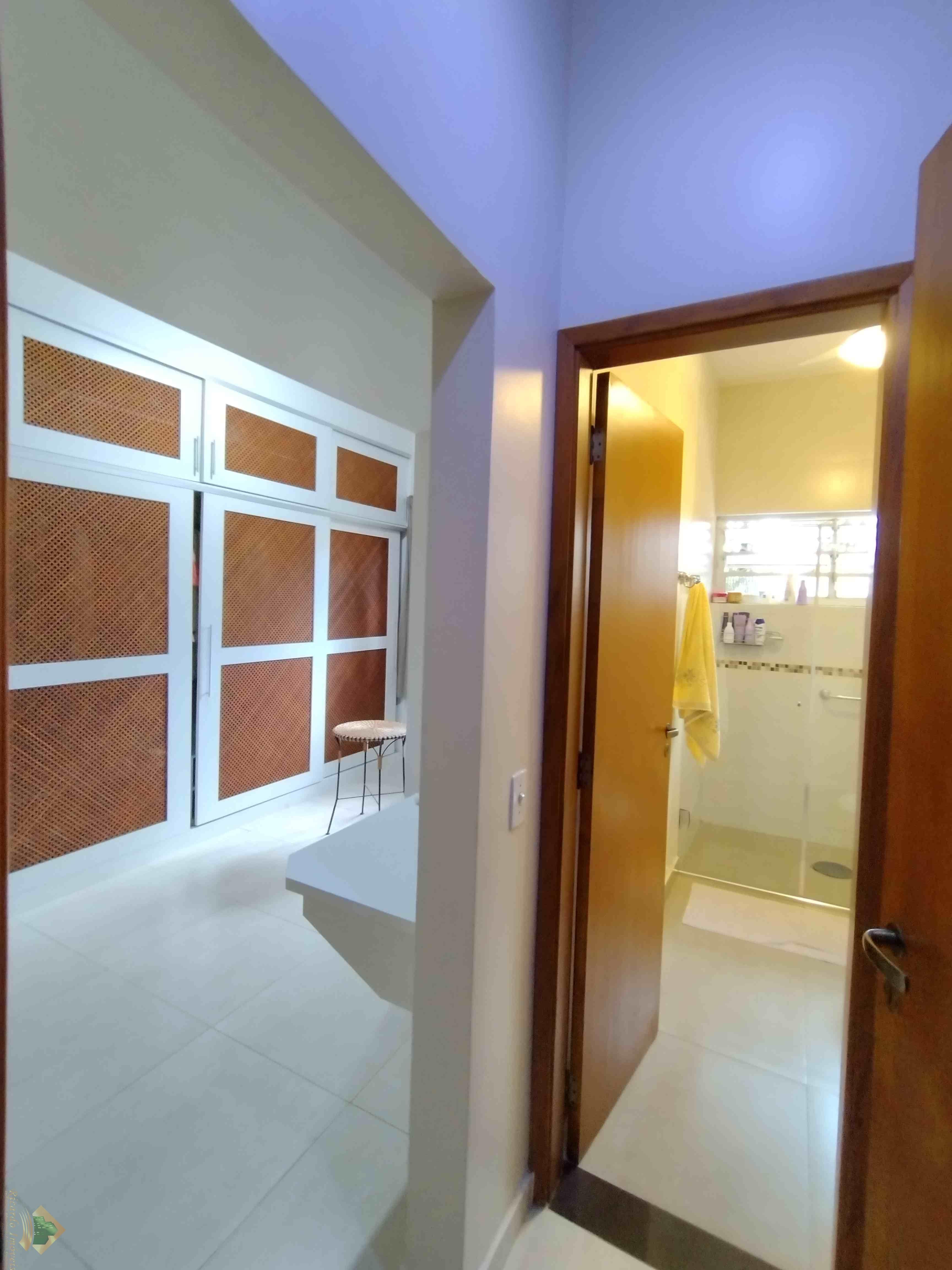 Excelente casa com belo e amplo quintal gramado e arborizado