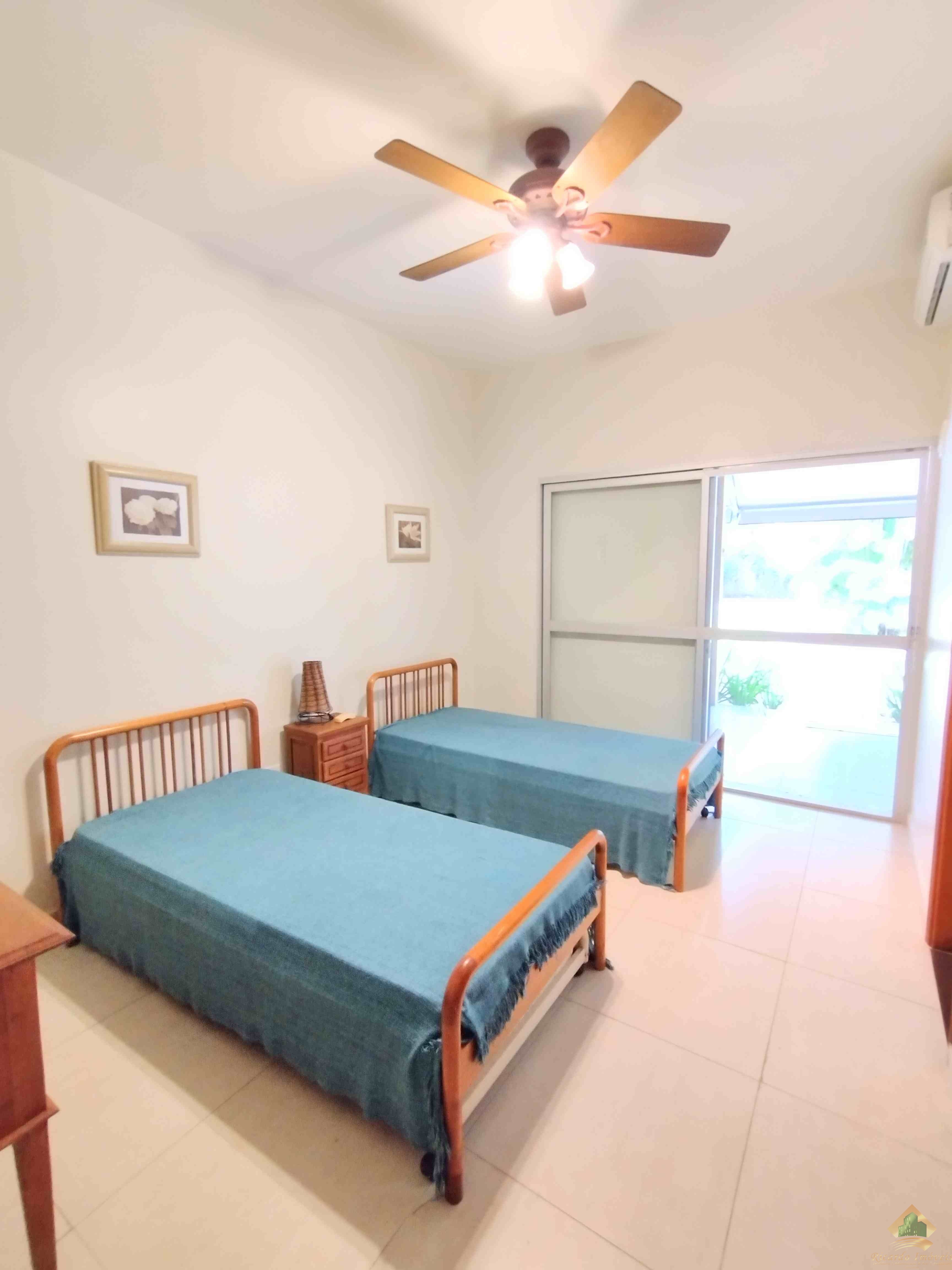 Excelente casa com belo e amplo quintal gramado e arborizado