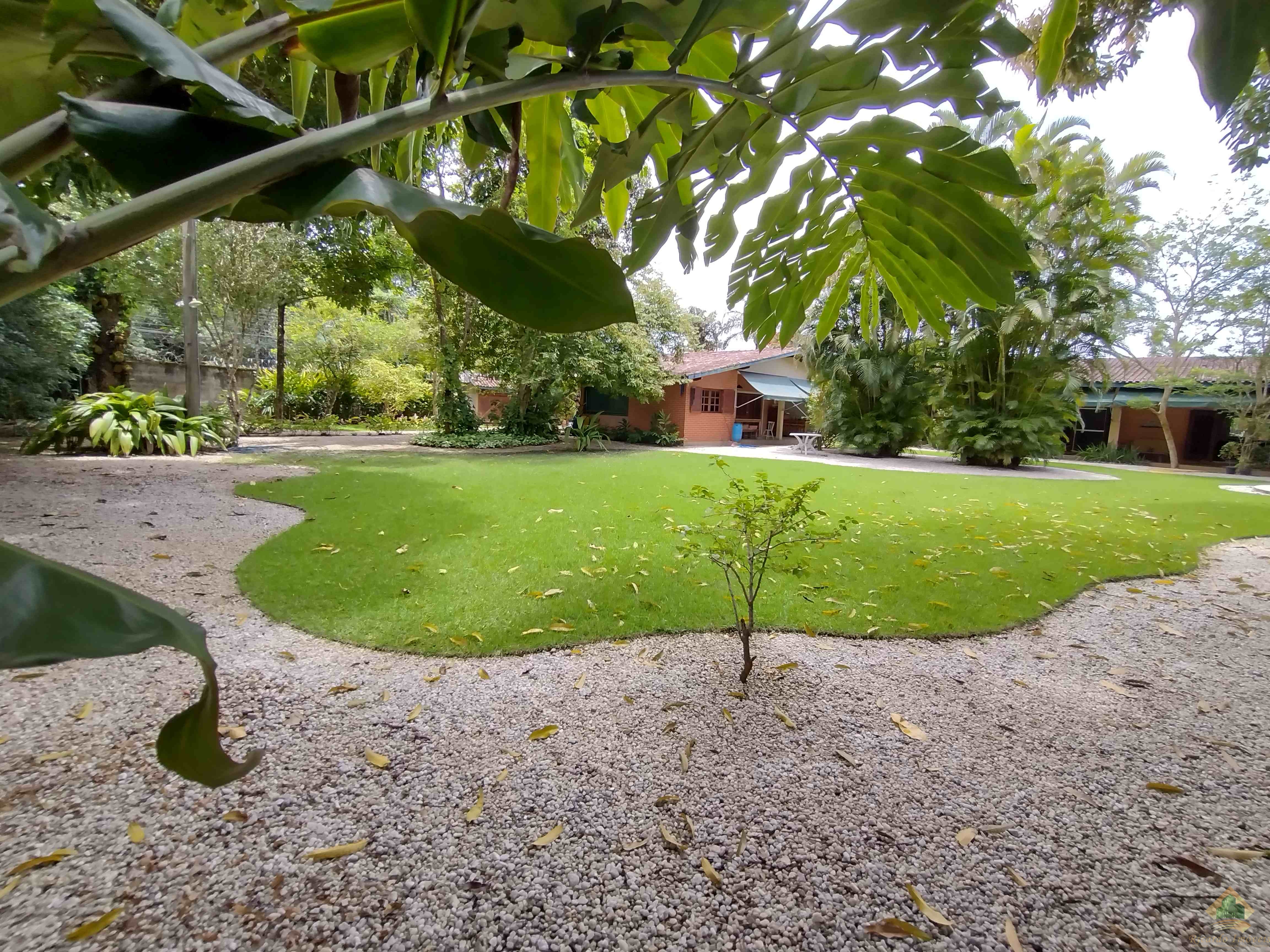 Excelente casa com belo e amplo quintal gramado e arborizado