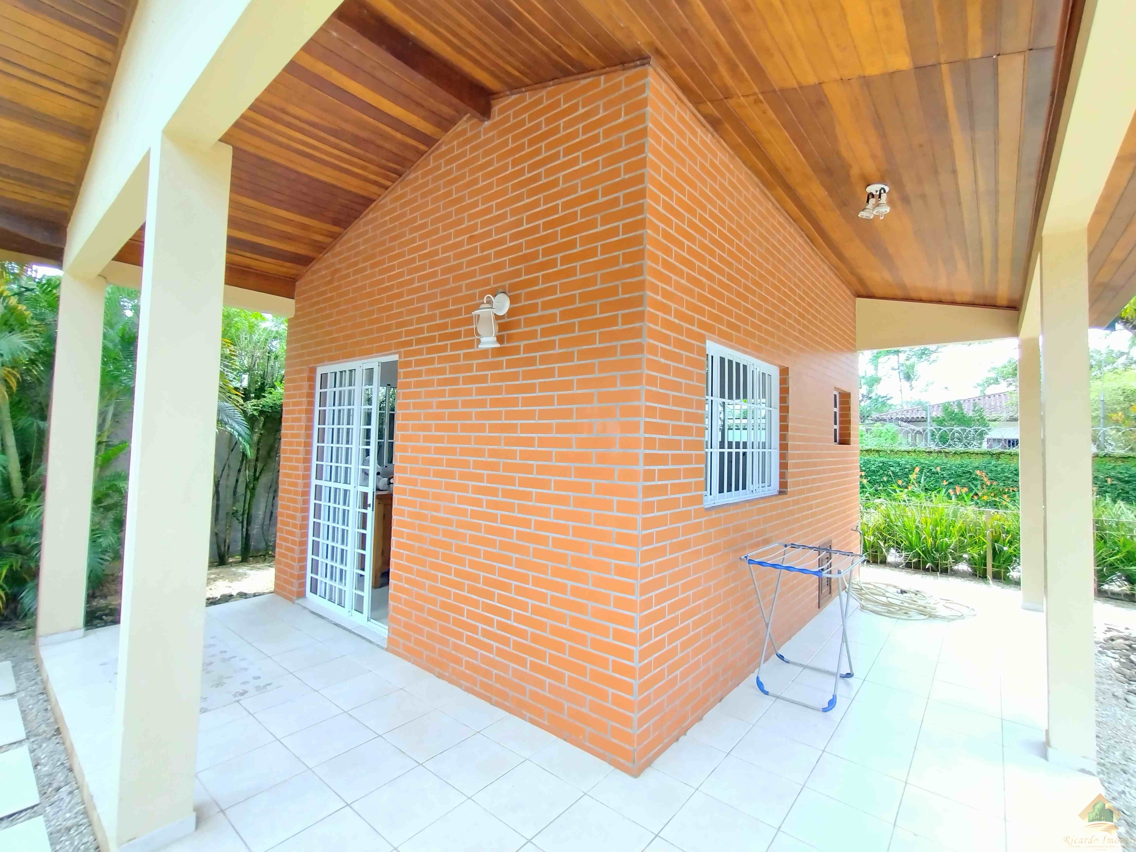 Excelente casa com belo e amplo quintal gramado e arborizado