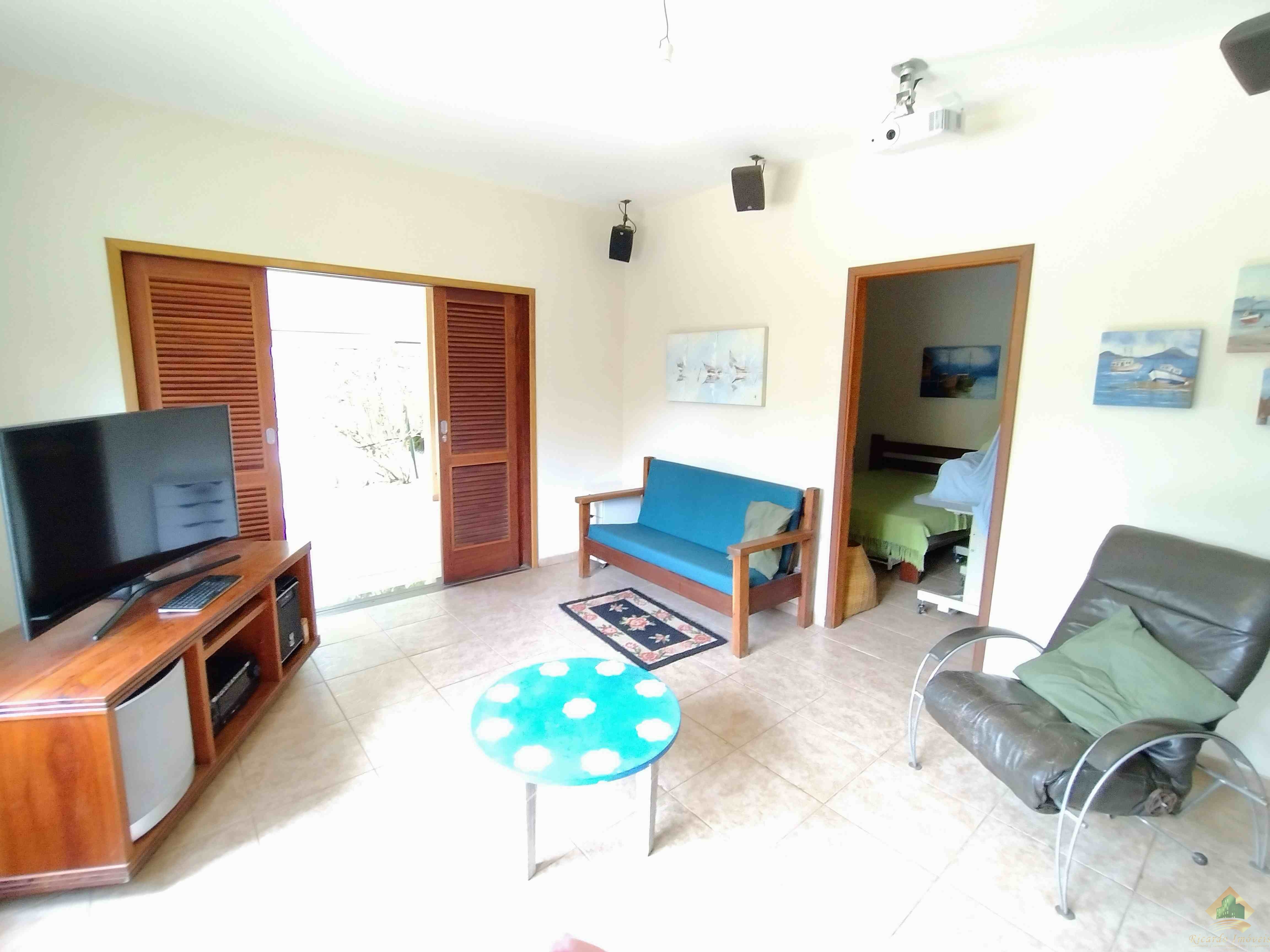 Excelente casa com belo e amplo quintal gramado e arborizado