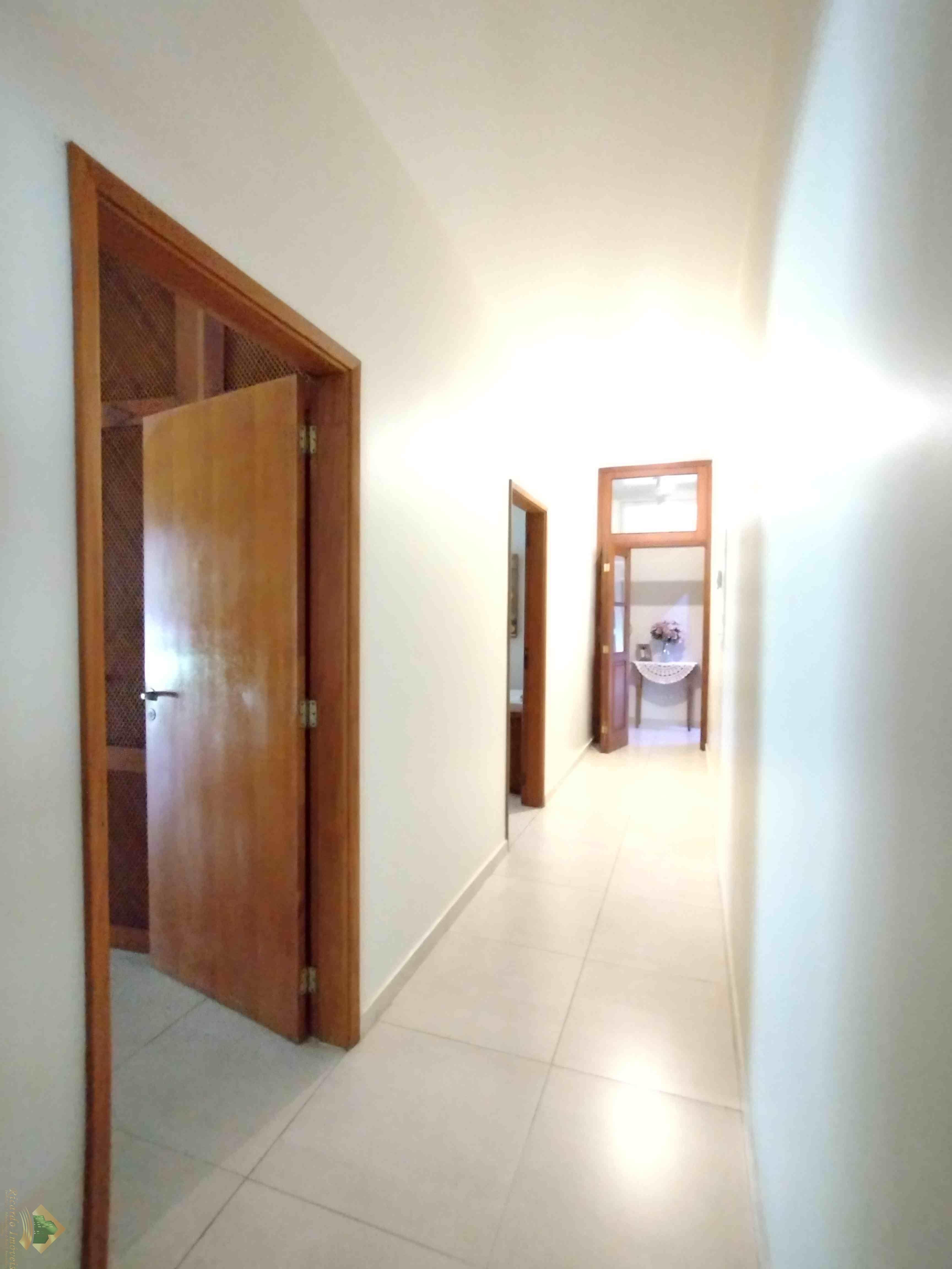 Excelente casa com belo e amplo quintal gramado e arborizado