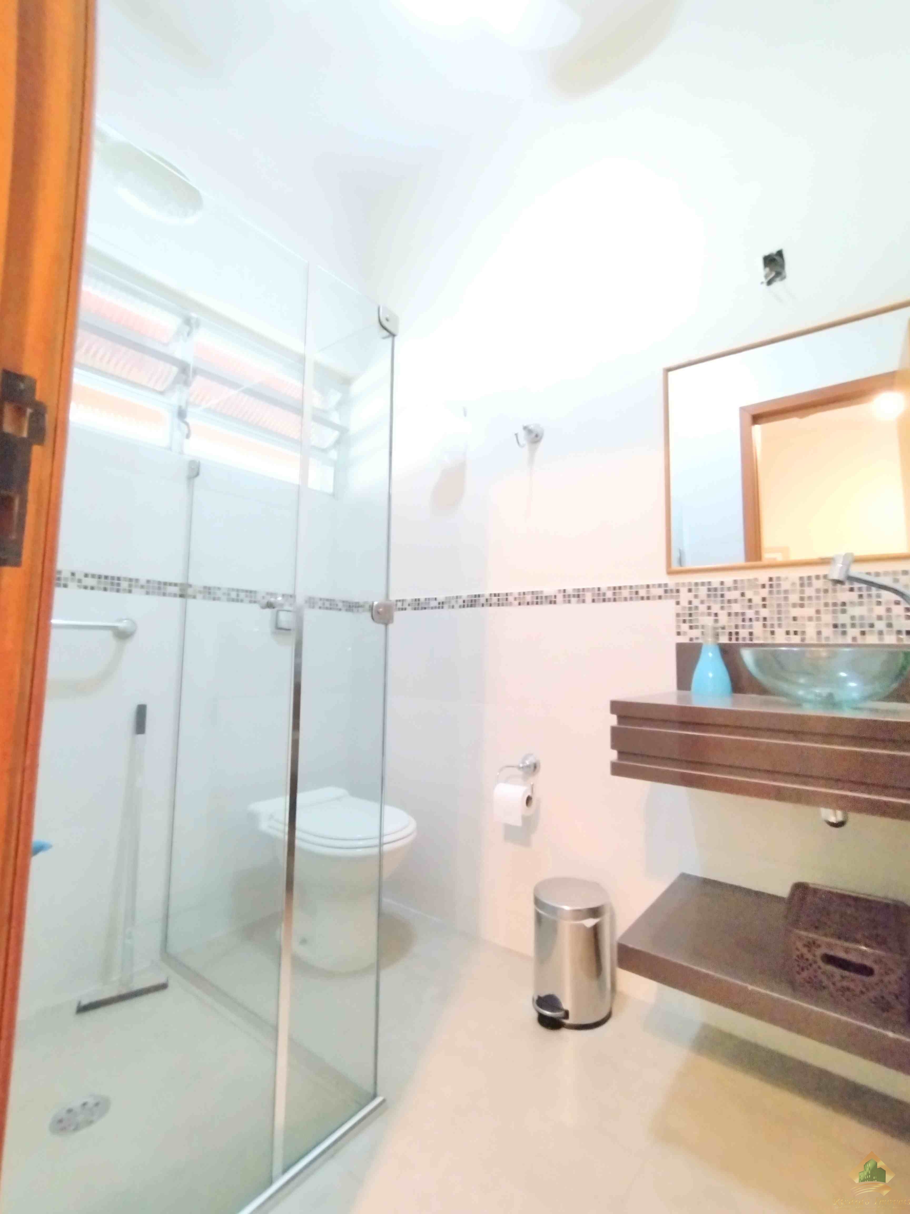 Excelente casa com belo e amplo quintal gramado e arborizado