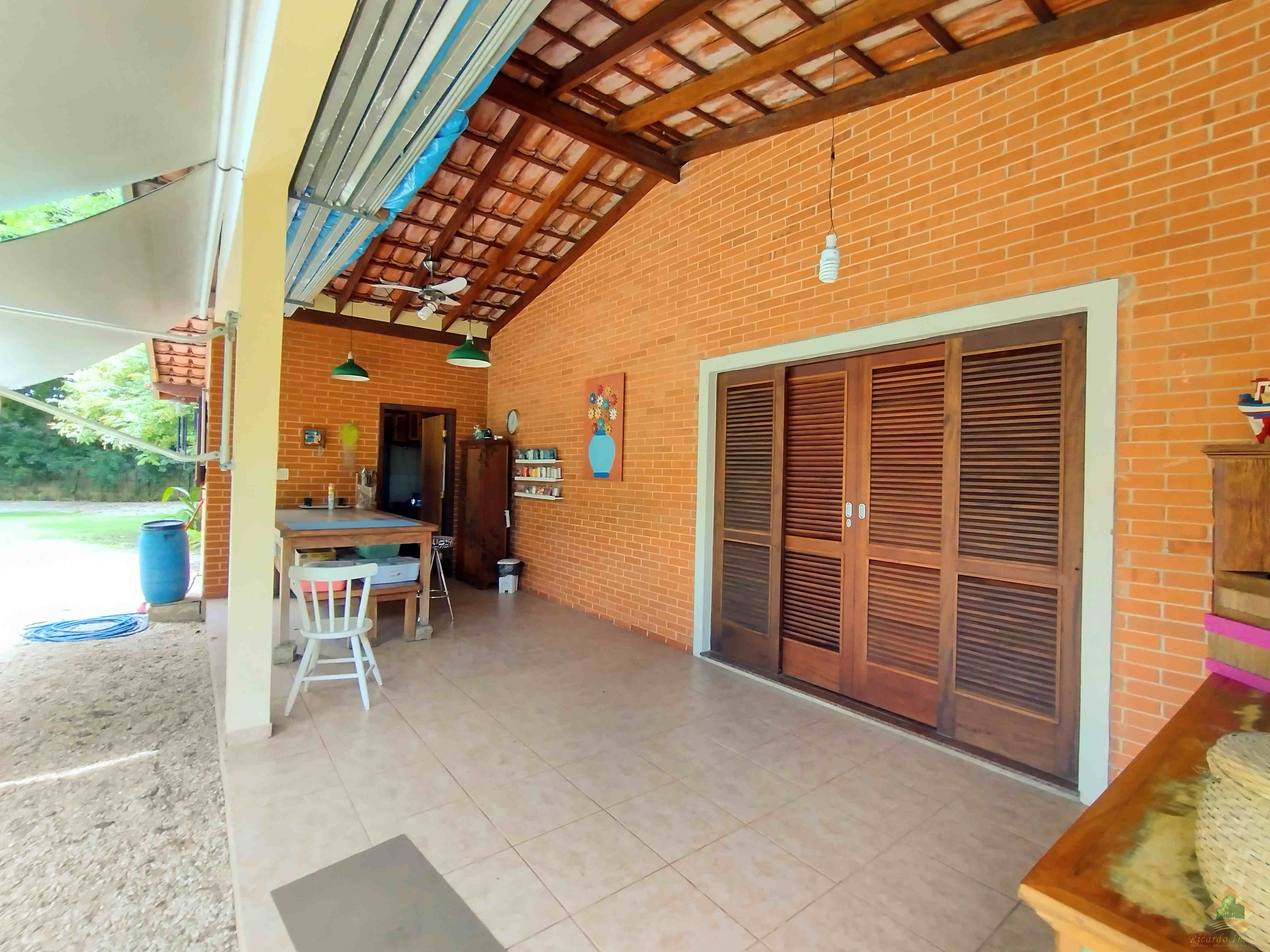 Excelente casa com belo e amplo quintal gramado e arborizado