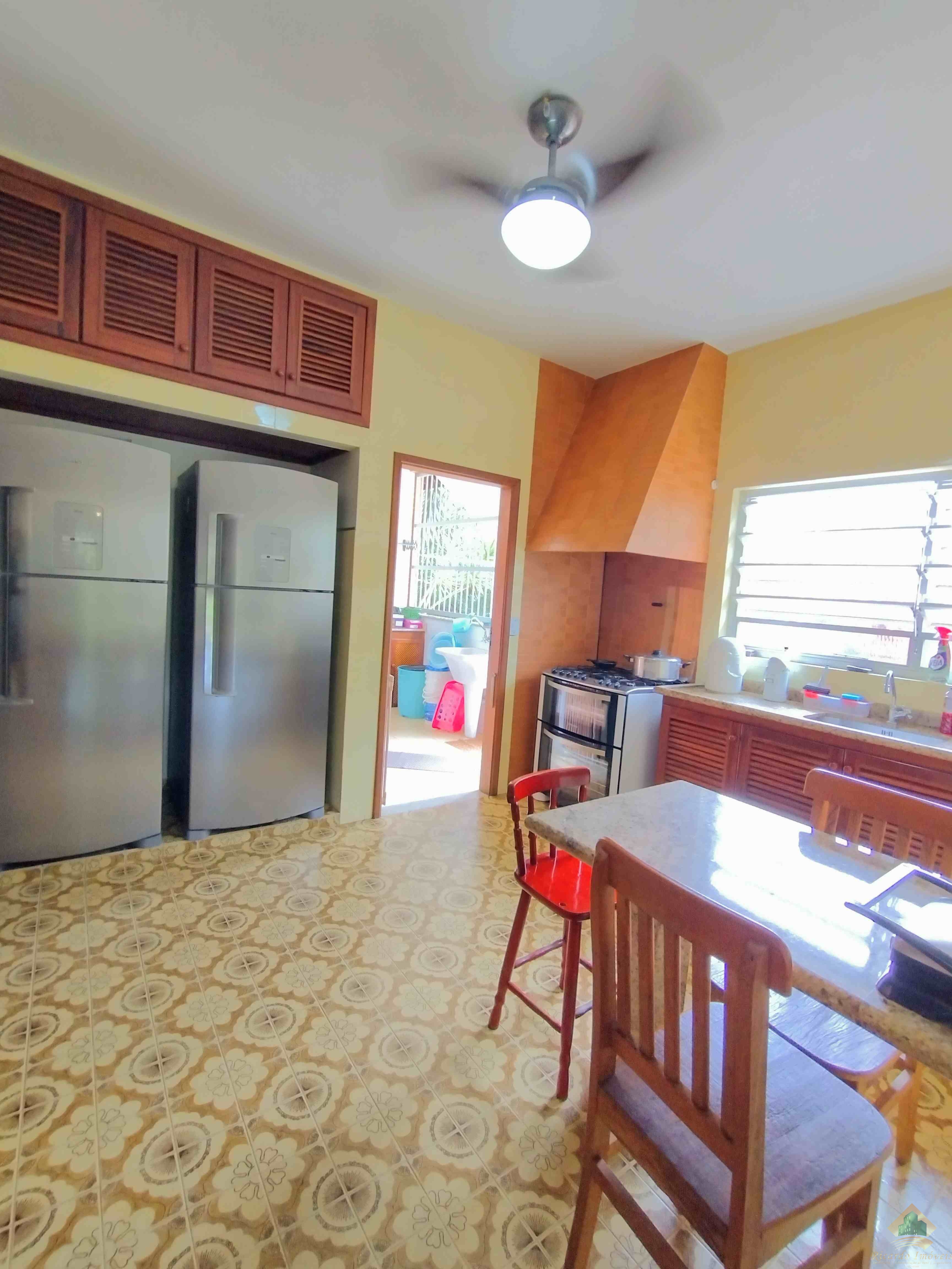 Excelente casa com belo e amplo quintal gramado e arborizado