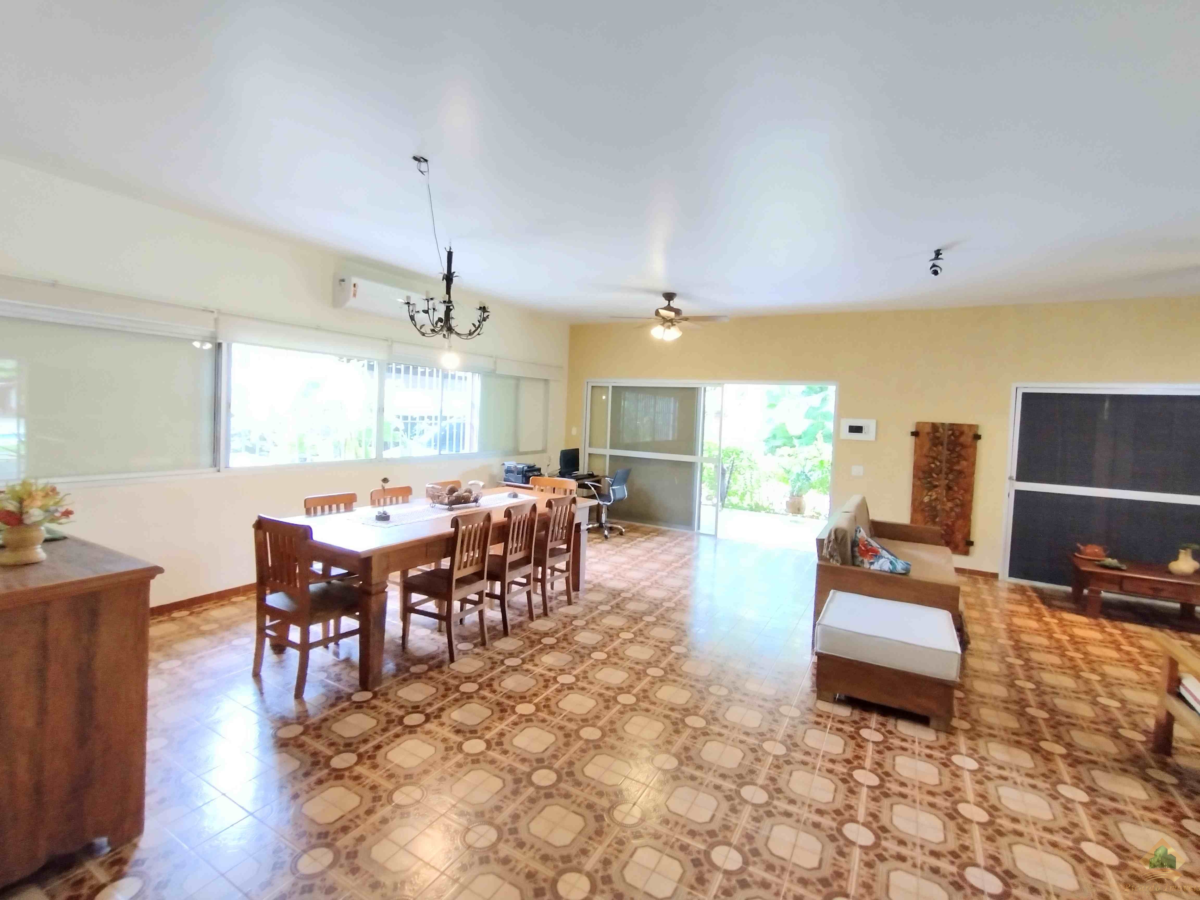 Excelente casa com belo e amplo quintal gramado e arborizado