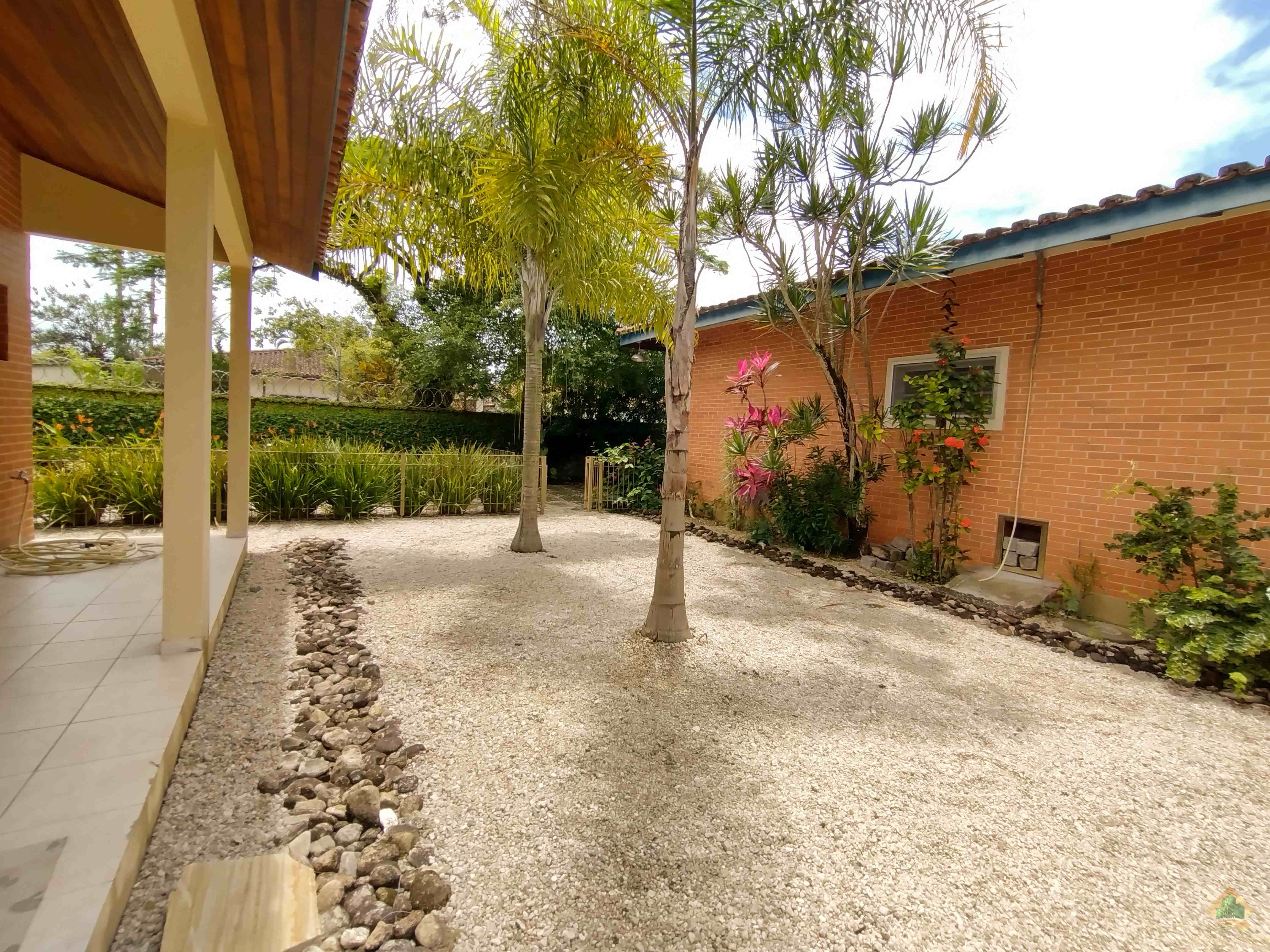 Excelente casa com belo e amplo quintal gramado e arborizado