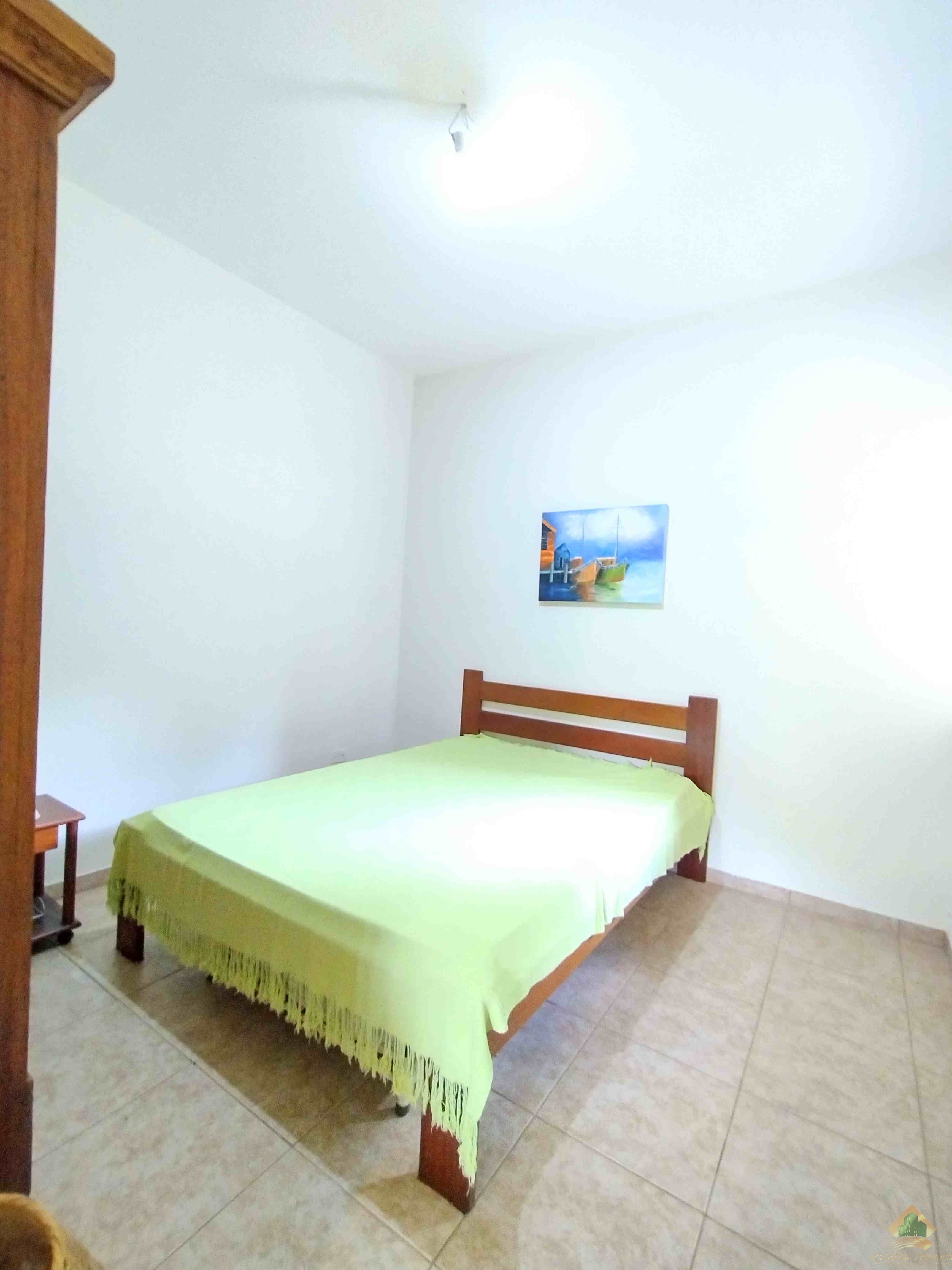 Excelente casa com belo e amplo quintal gramado e arborizado