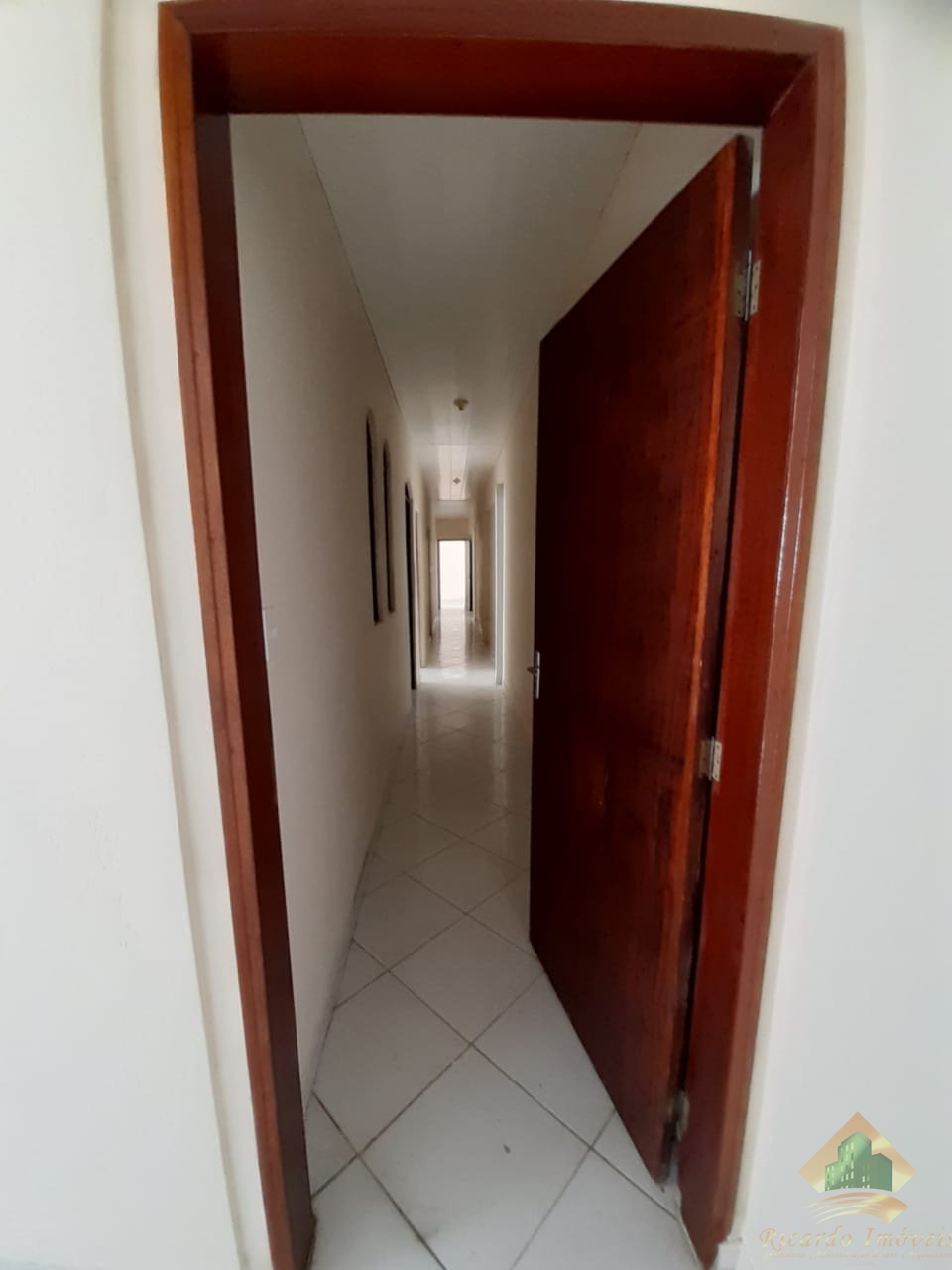 Casa com 4 suítes e 4 vagas de garagem - barranco alto - caraguatatuba