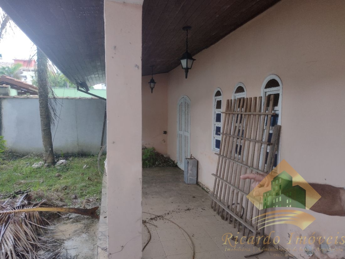 Casa com ótima planta para reformar na toninhas