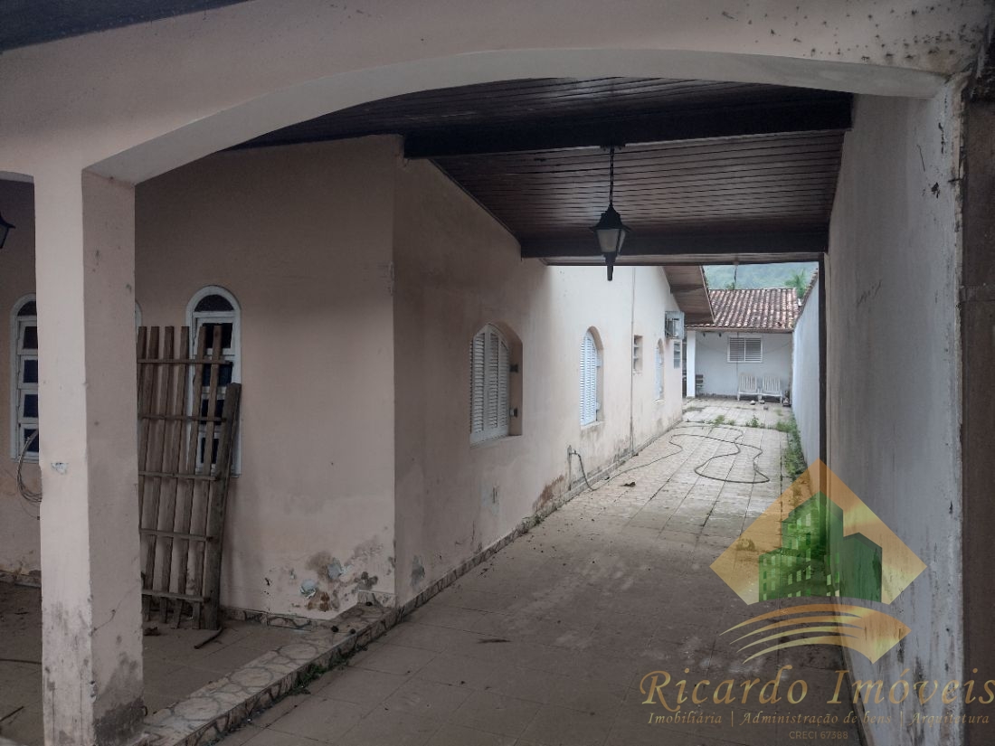 Casa com ótima planta para reformar na toninhas