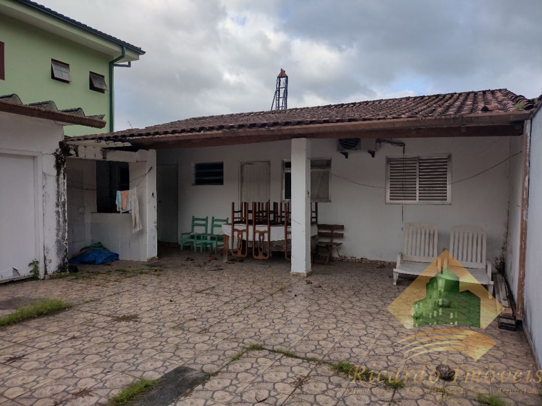 Casa com ótima planta para reformar na toninhas