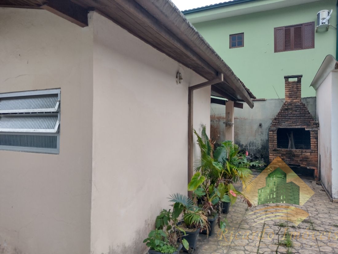 Casa com ótima planta para reformar na toninhas