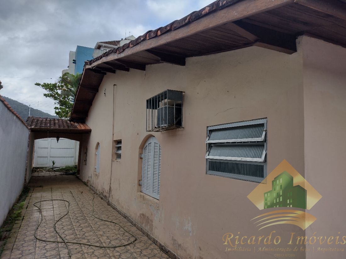 Casa com ótima planta para reformar na toninhas