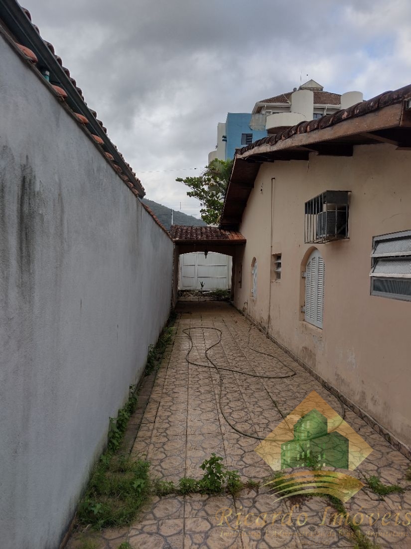 Casa com ótima planta para reformar na toninhas
