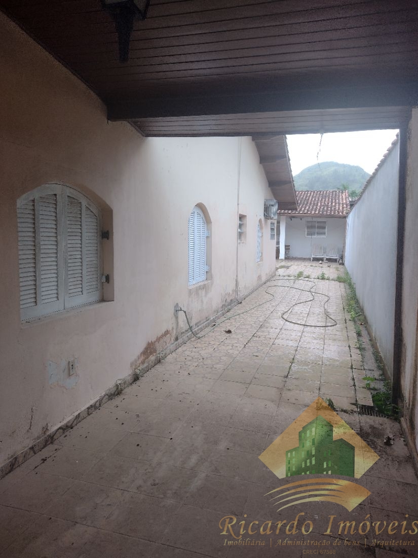 Casa com ótima planta para reformar na toninhas