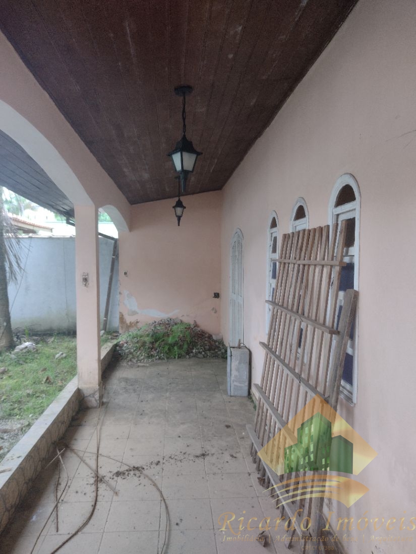 Casa com ótima planta para reformar na toninhas