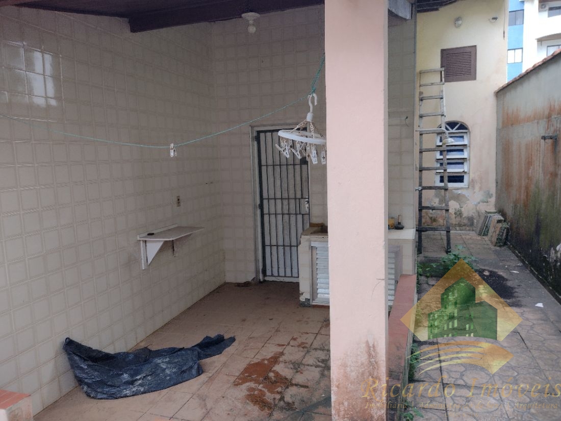 Casa com ótima planta para reformar na toninhas