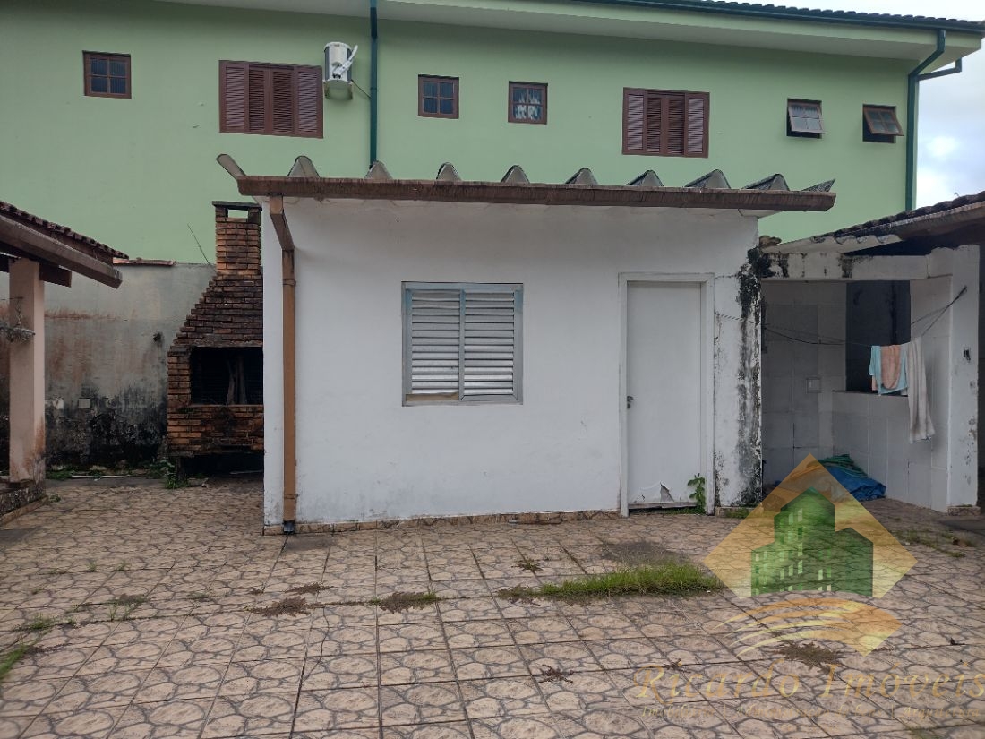 Casa com ótima planta para reformar na toninhas